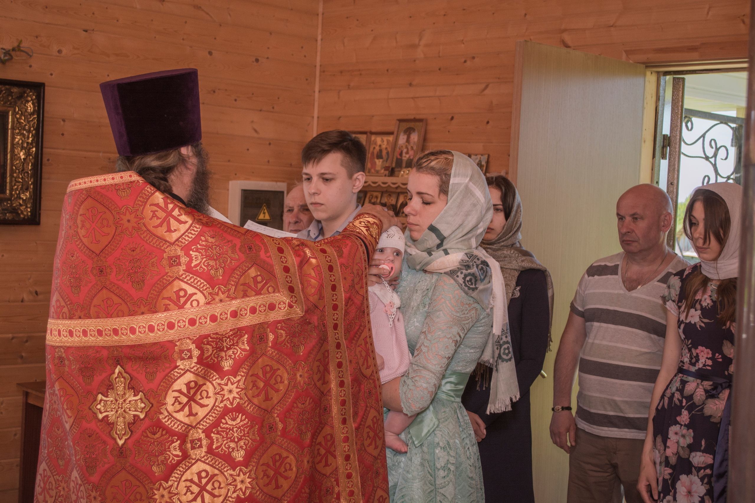 Крещение Василисы в храме Николая Чудотворца в д. Старый погост. Фотограф Евгений Егоров