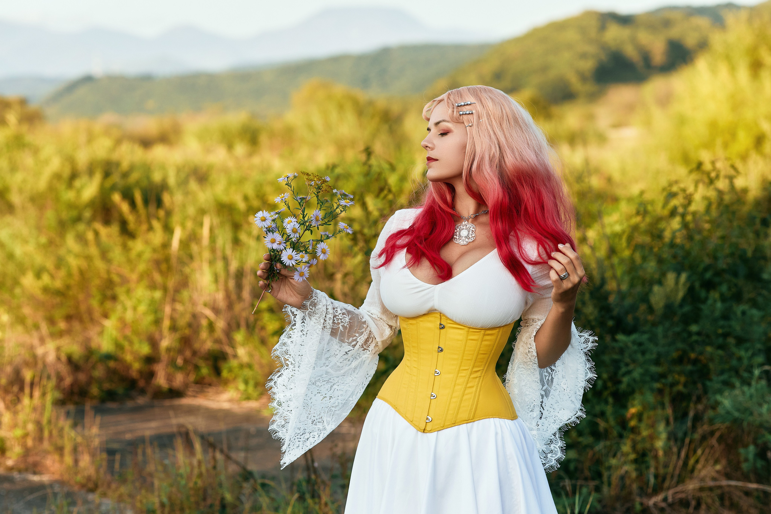 Уличная фэнтези фотосессия в Золотой Долине с женщиной в белом платье и жёлтом корсете