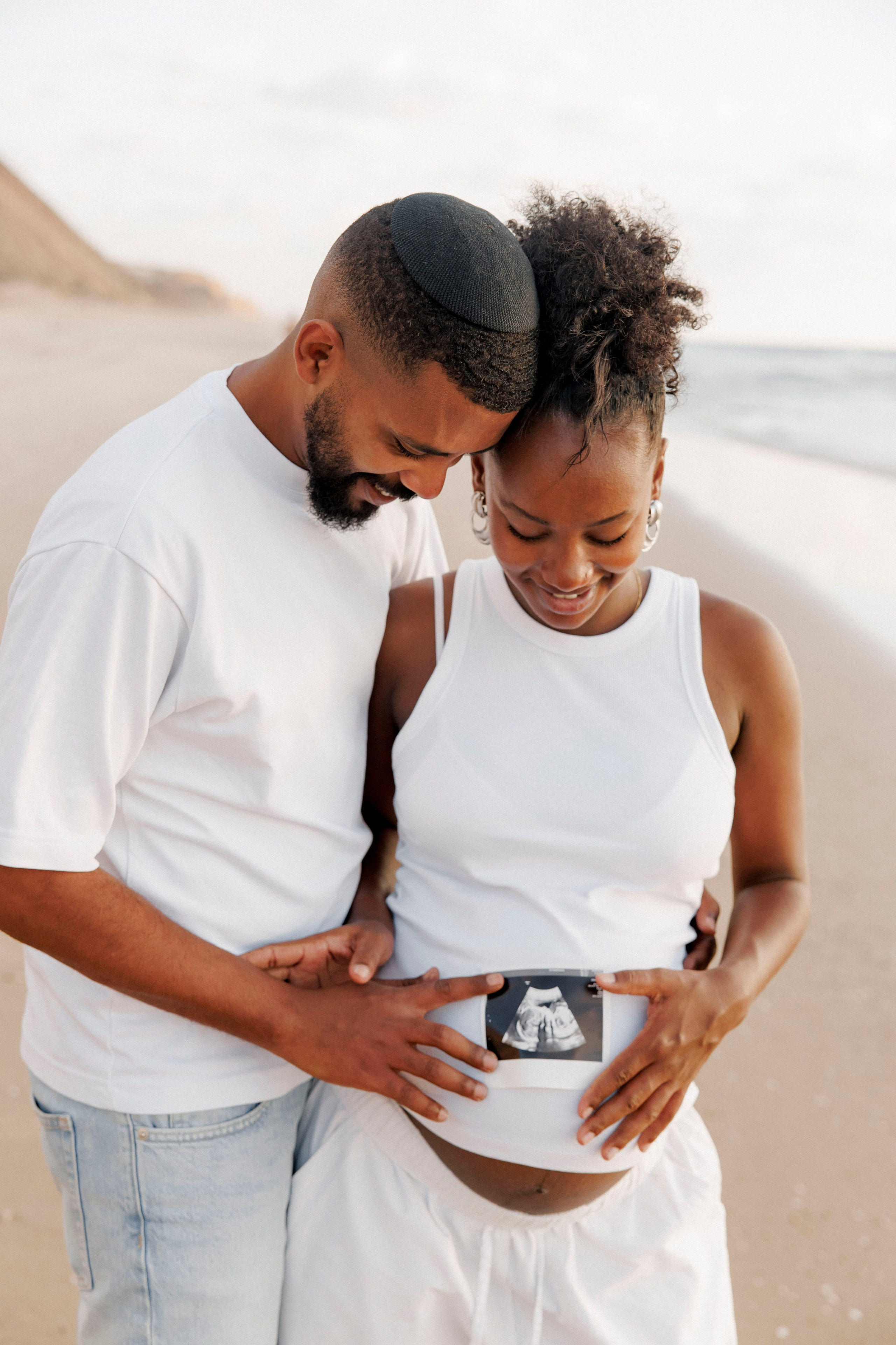 Pregnancy photoshoot near the sea. Главная