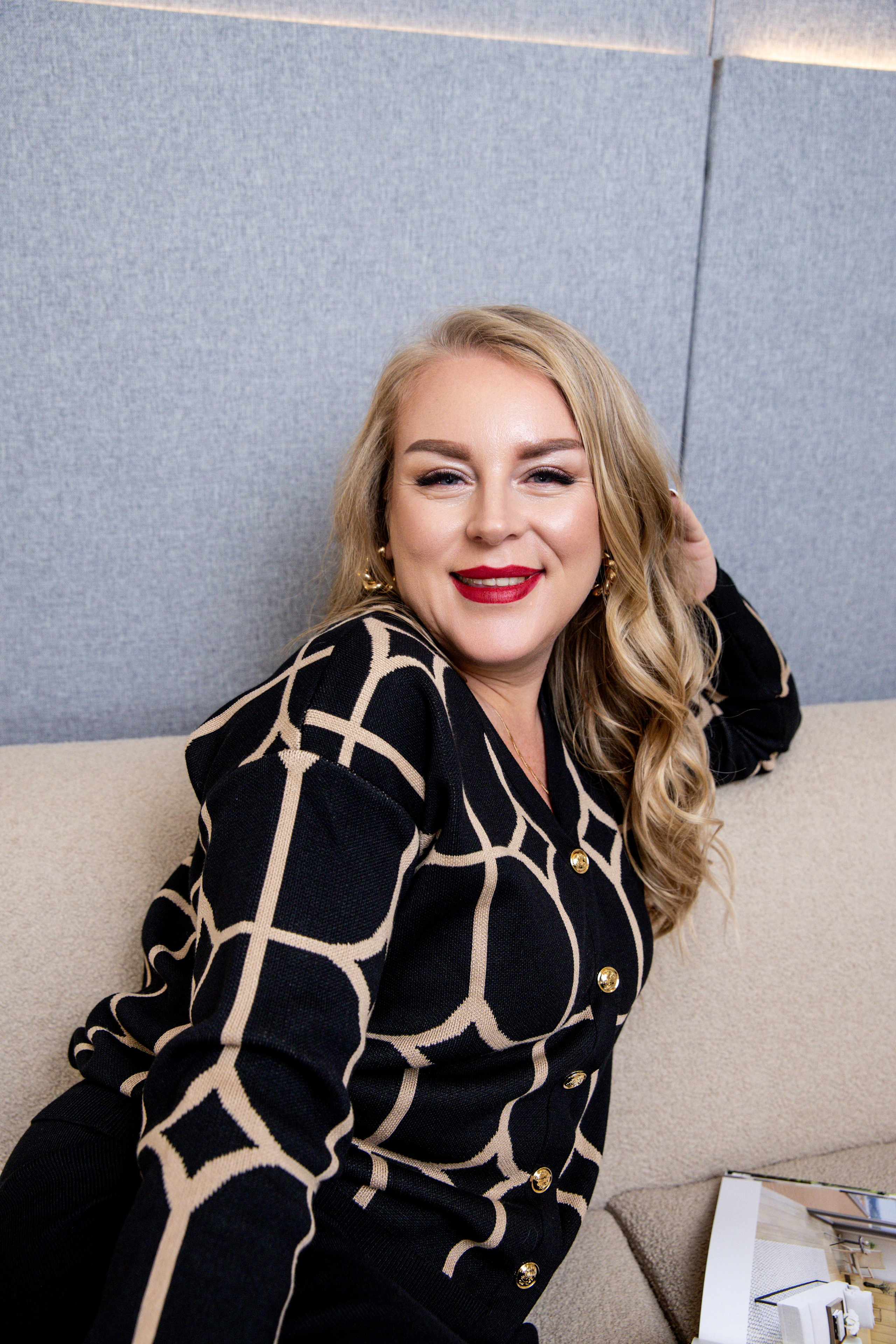 Деловая съемка для предпринимателя. Контент фотограф для экспертов в соцсетях Алена Собора Москва