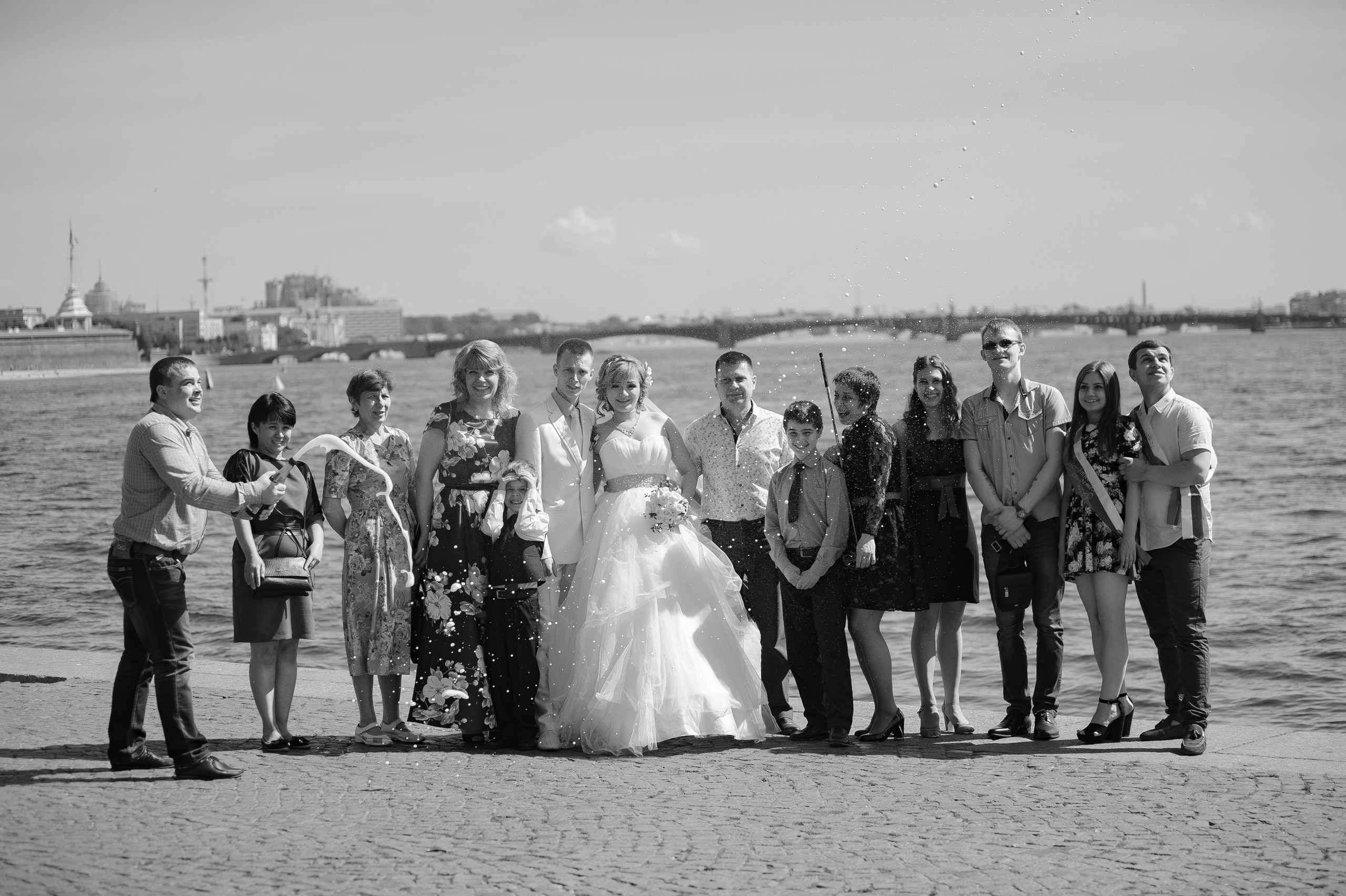Черно белая свадебная фотография в центре СПб на стрелке васильевского острова.