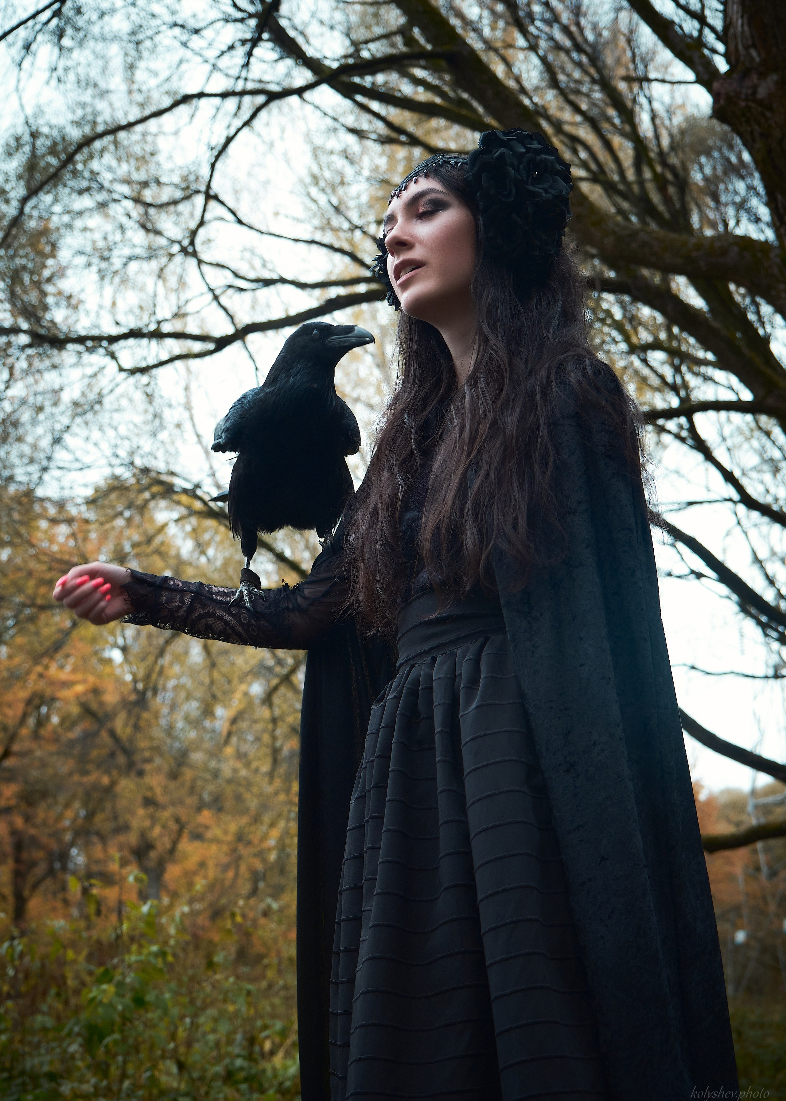 Фотосессия с вороном на природе. Портретный фотограф на новый год в Москве Виктория Колышева