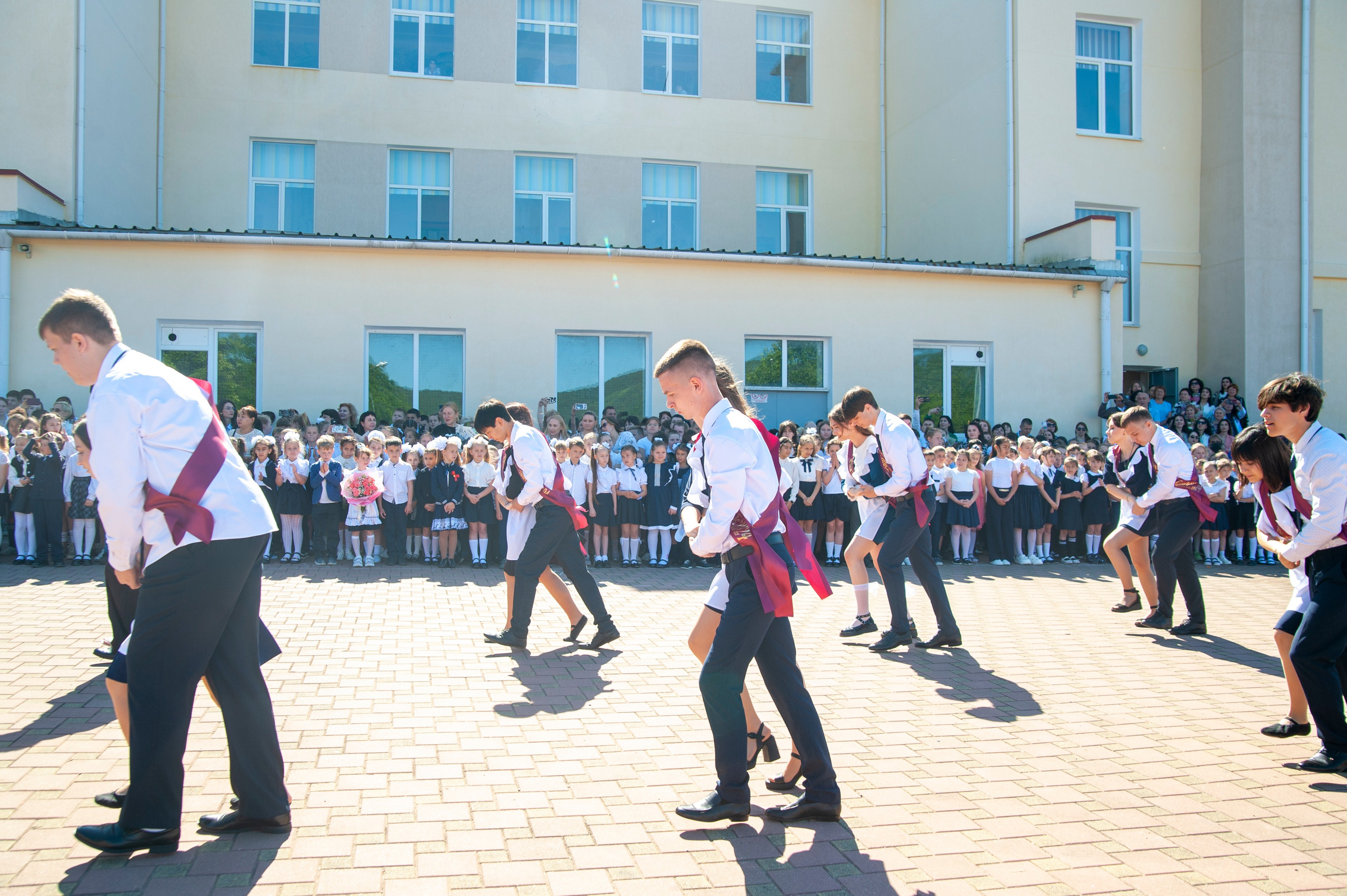 Последний Звонок МАОУ СОШ № 17 им. Эдуарда Есаяна — Архипо-Осиповка. Свадебный и семейный фотограф Денис Лукьянов в Краснодаре, Краснодарском крае и Республике Крым