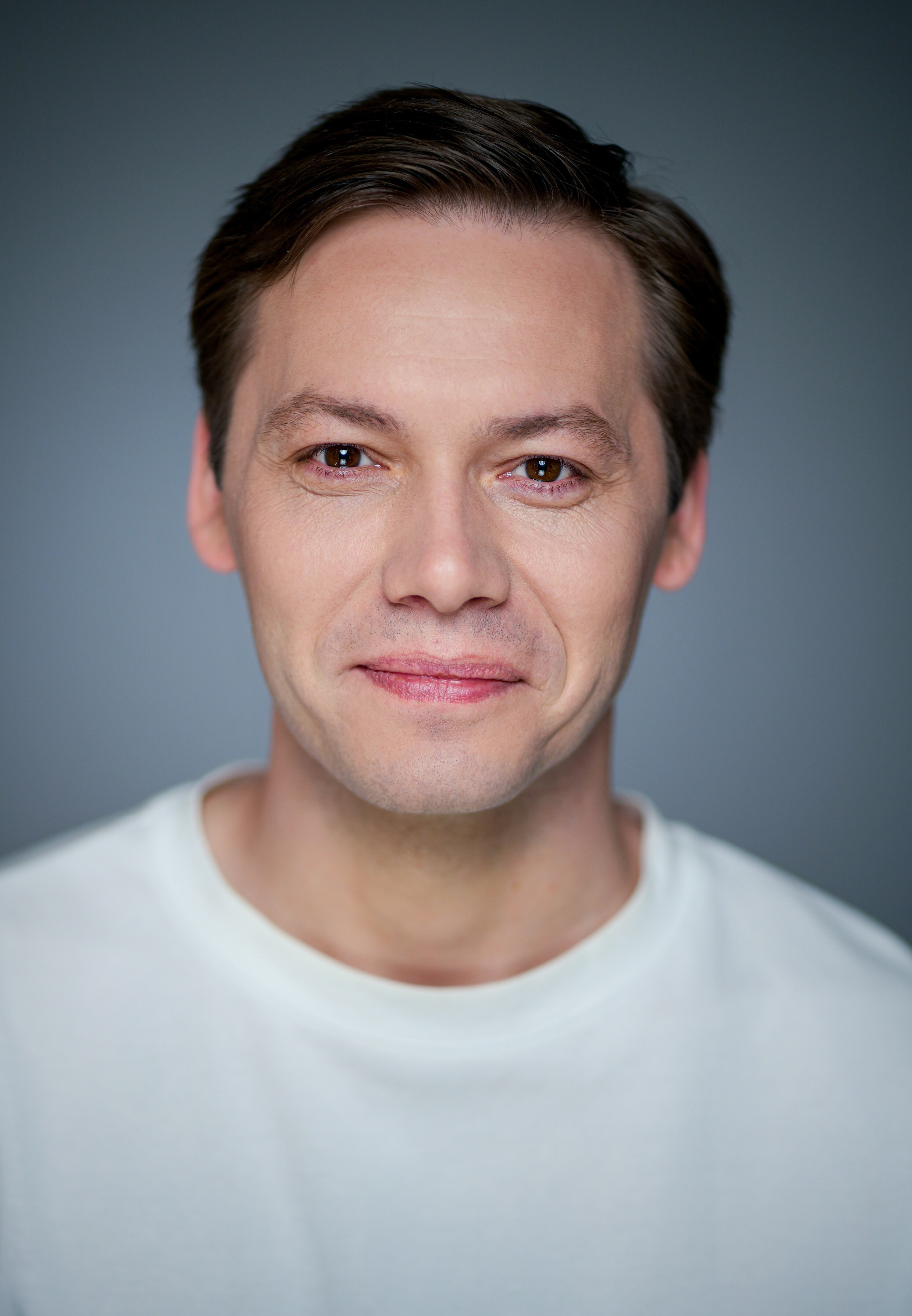 Актёр Дамир Миркамилов. Портретная съемка в Москве, студийный фотограф Игорь Фомин