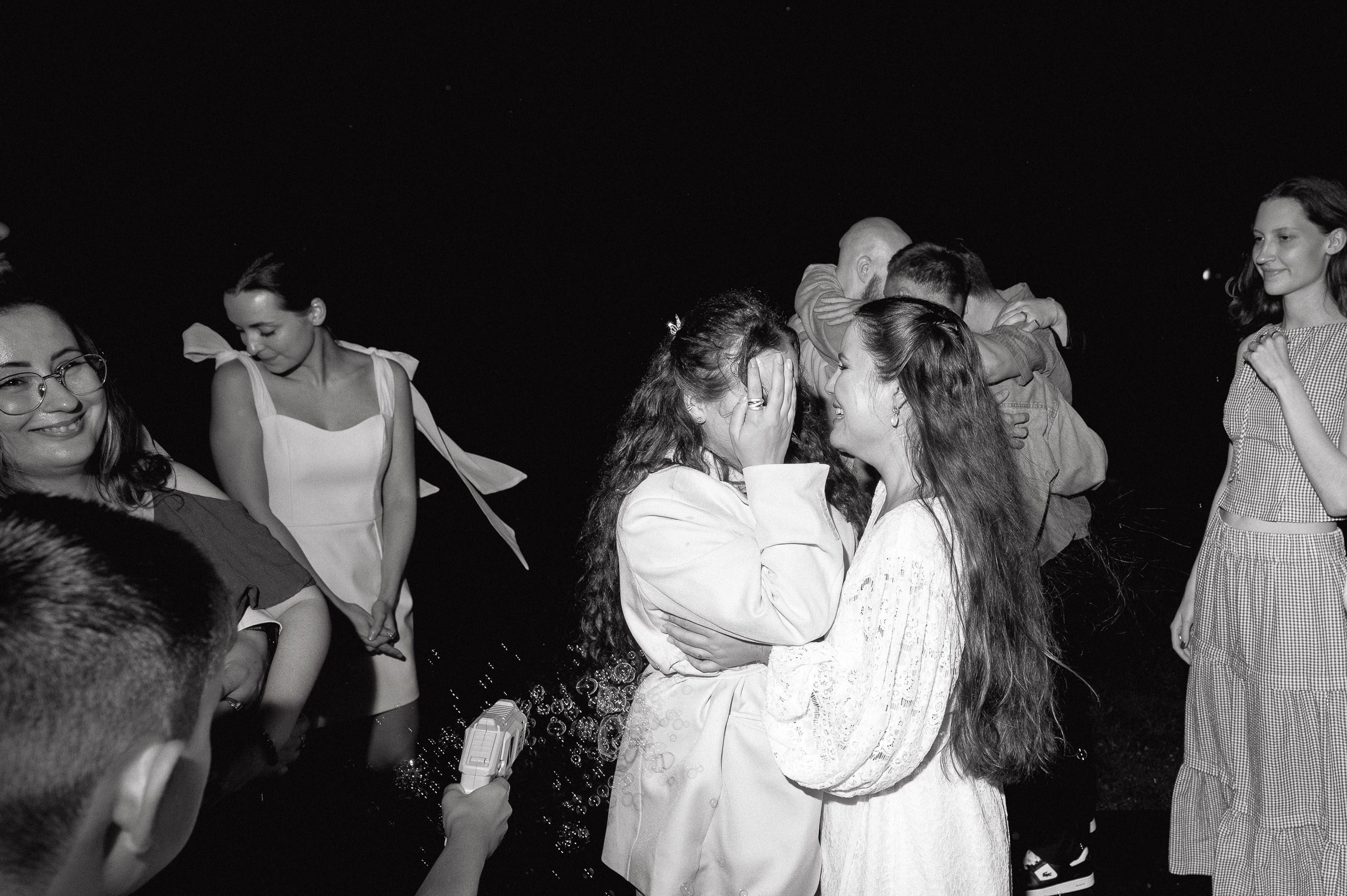 Зеленая тропа, уютная свадьба под дождем. Афина Ефимова. Свадебный фотограф Москва