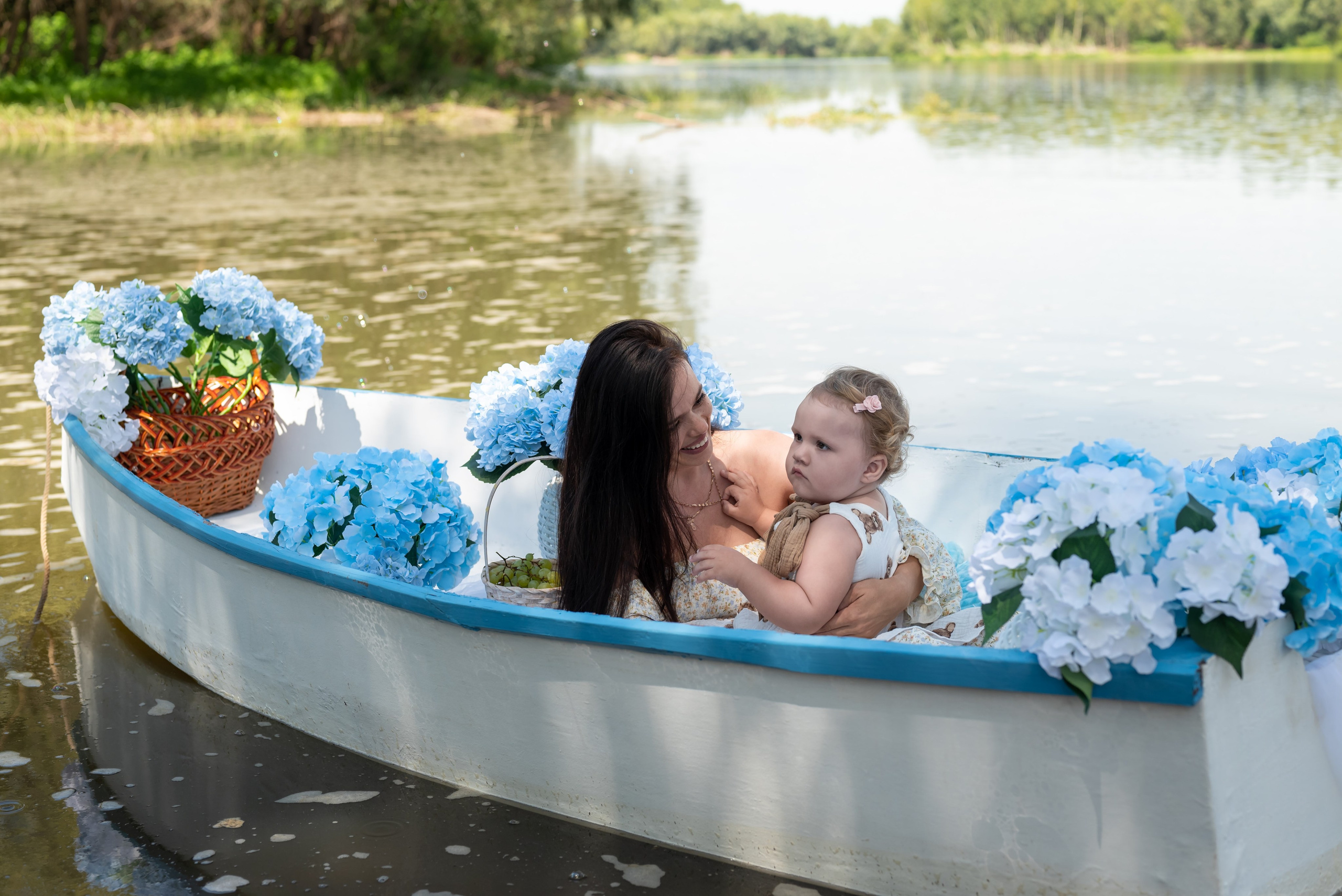 Фотопроект на лодке с голубыми гортензиями. Фотограф в городе Салават