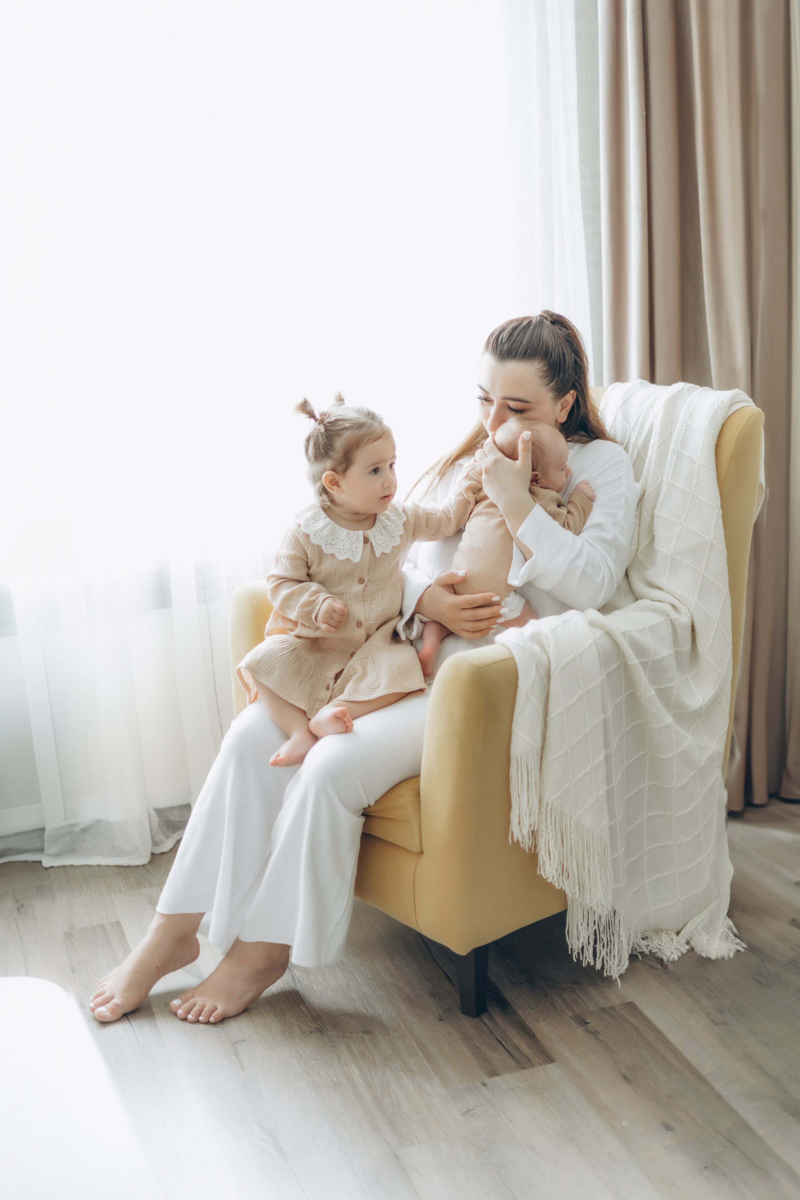 мама на кресле с детками