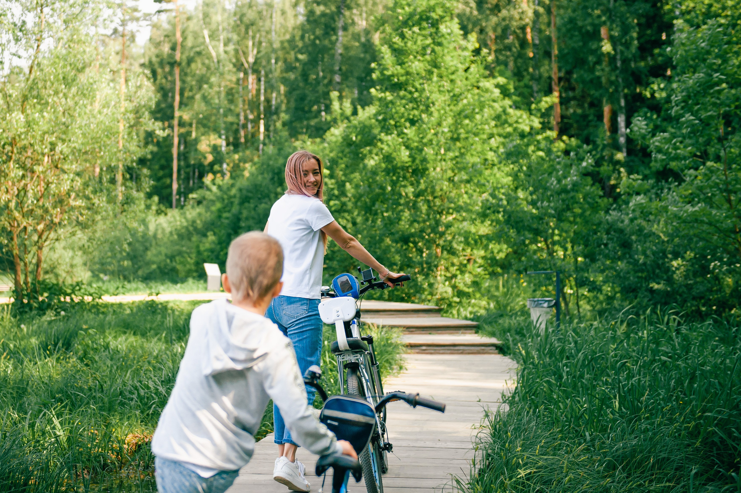 мама с сыном в парке на велосипедах