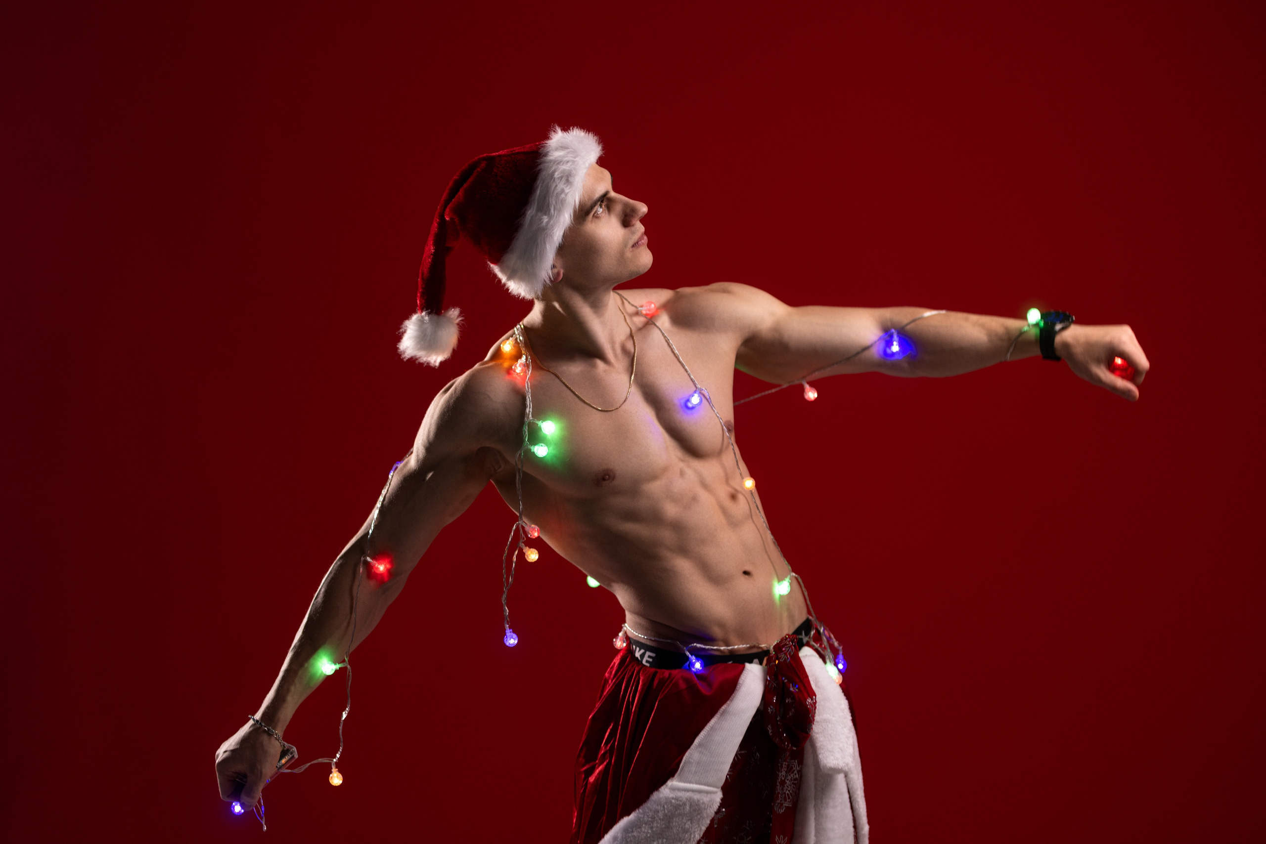 Новогодняя спортивная фотосессиия в студии в костюме деда мороза в Воронеже