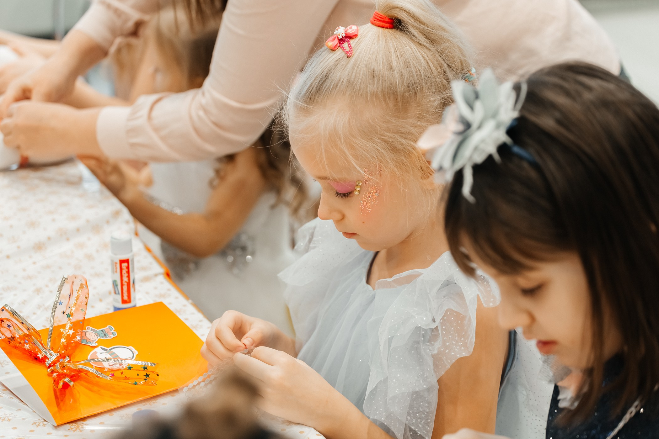 Детский мастер-класс в «Картель Авто» — «Студия чудес Алиса». Фотограф Кемерово | Сергей