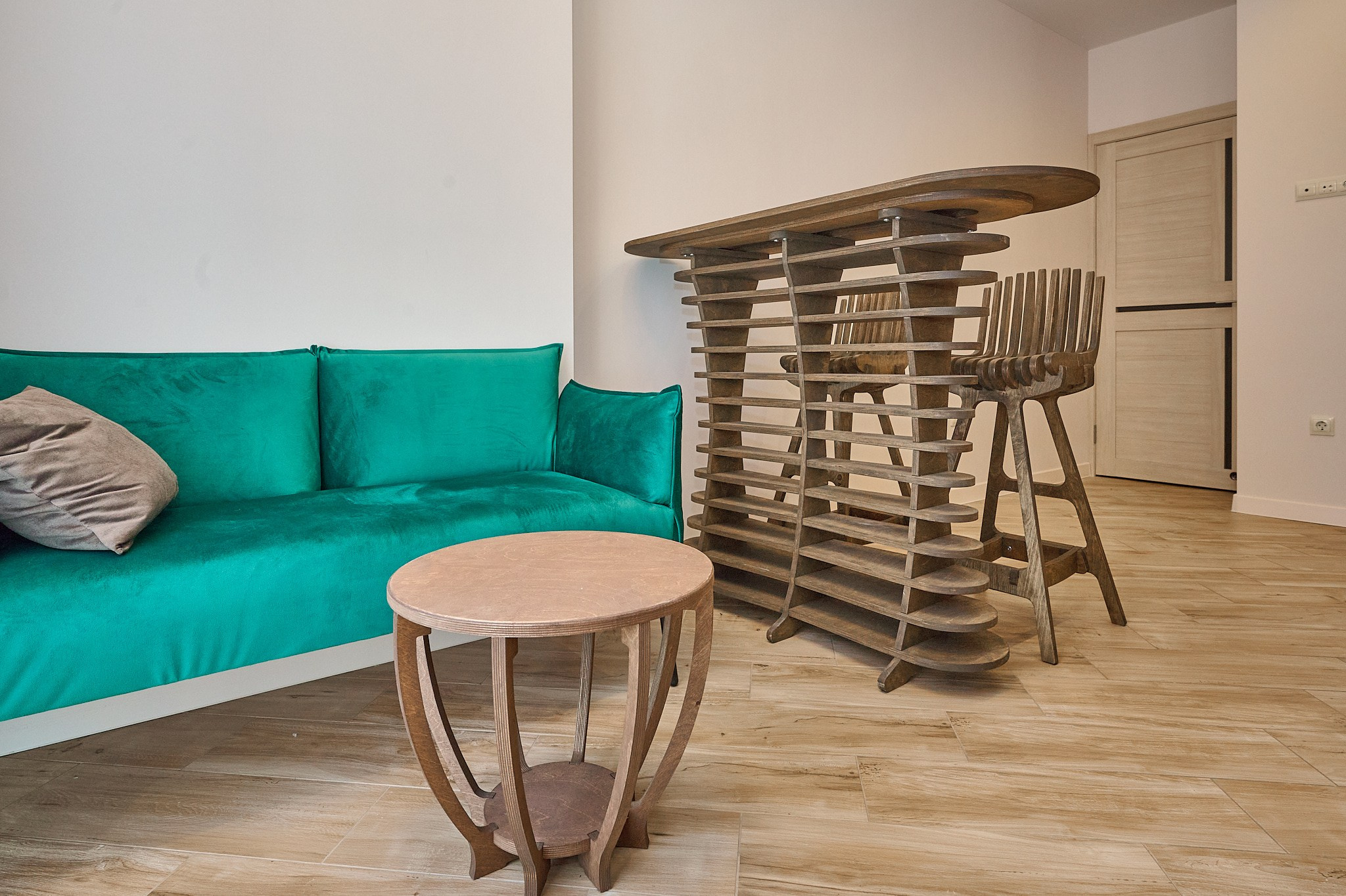 бирюзовый диван  с кухонным высоким столом и стульями