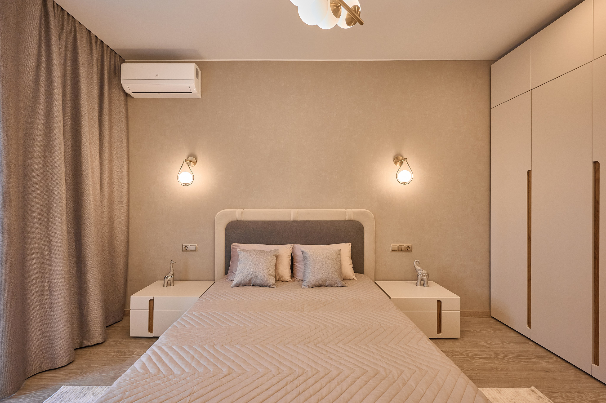 комната в бежевых оттенках бежевая кровать  теплый свет белые шторы 