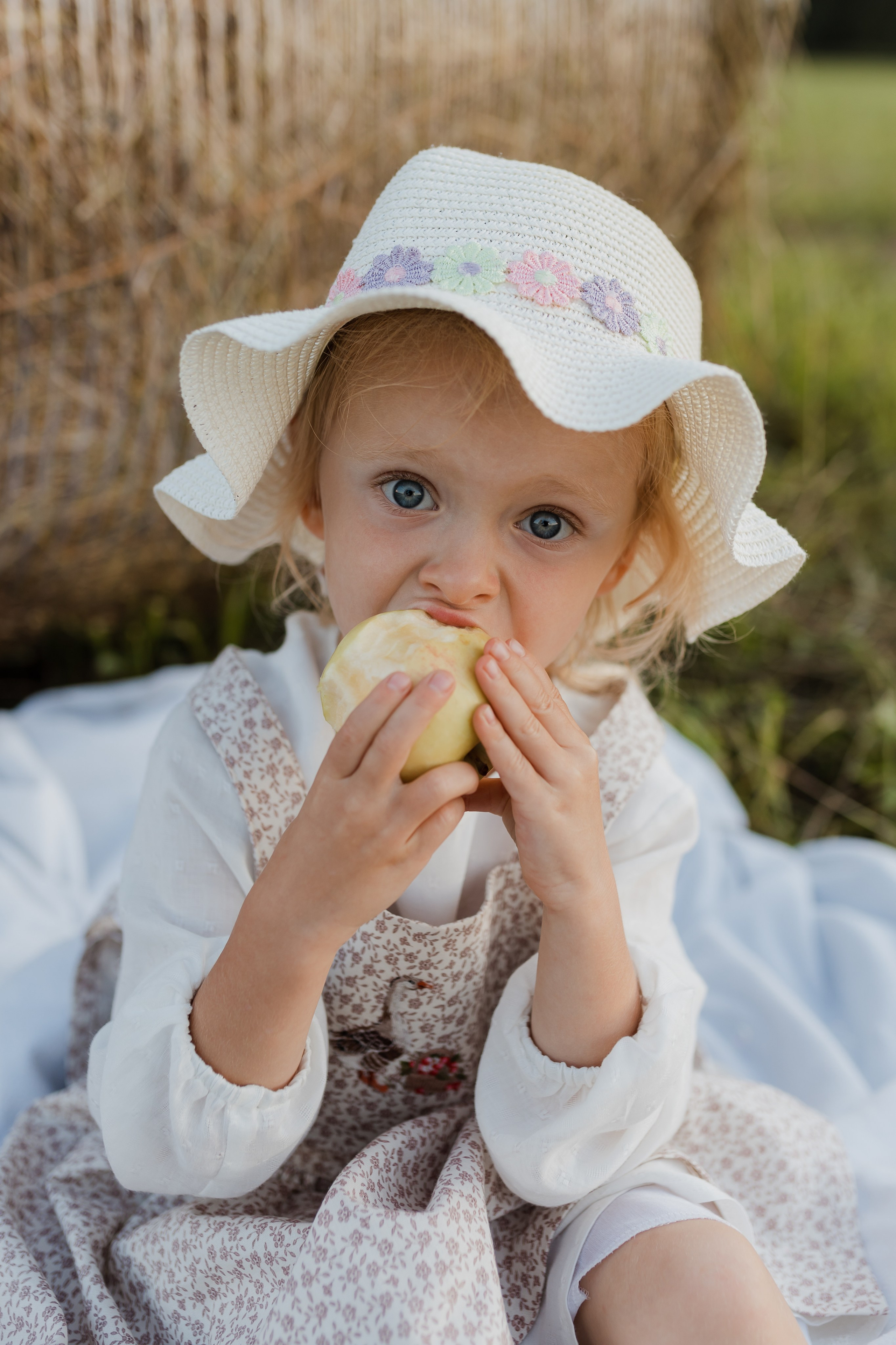 Семья Смирновых в поле с сеном. Семейный и детский фотограф в городе Подолск МО Крылова Ирина
