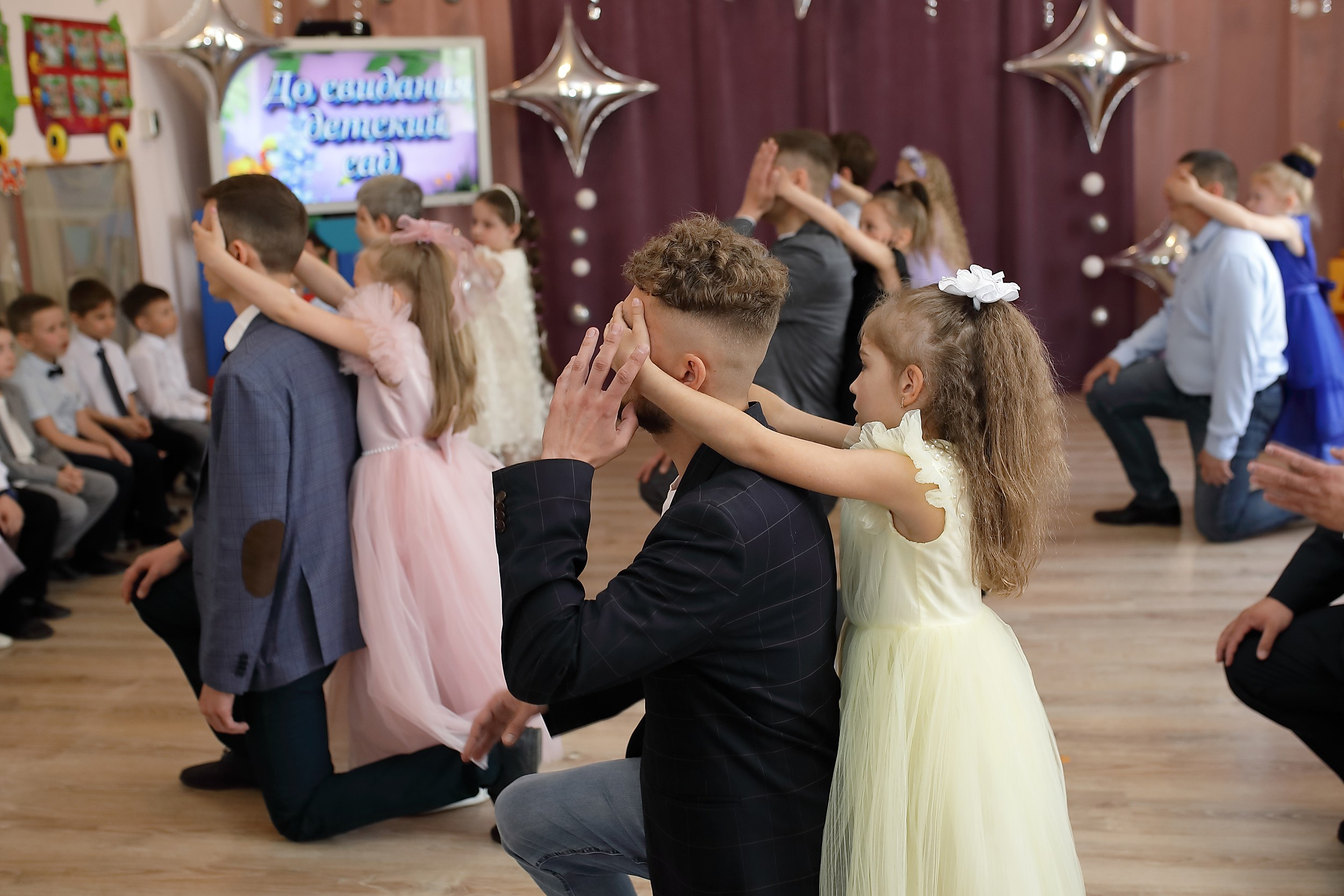 папы с дочки танцуют на выпускном