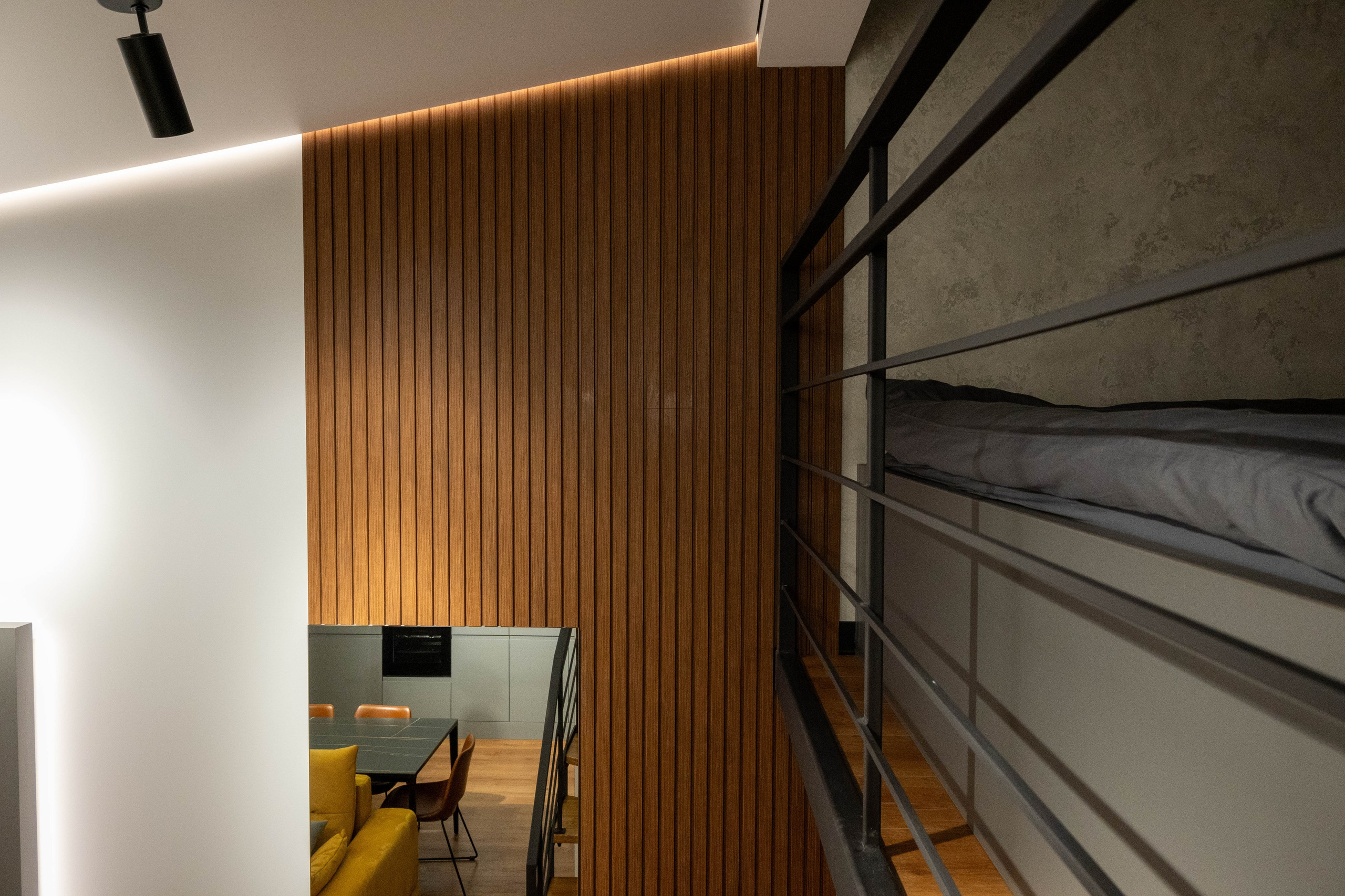 The apartment is on two levels. Fotograf Dmitrii Donets