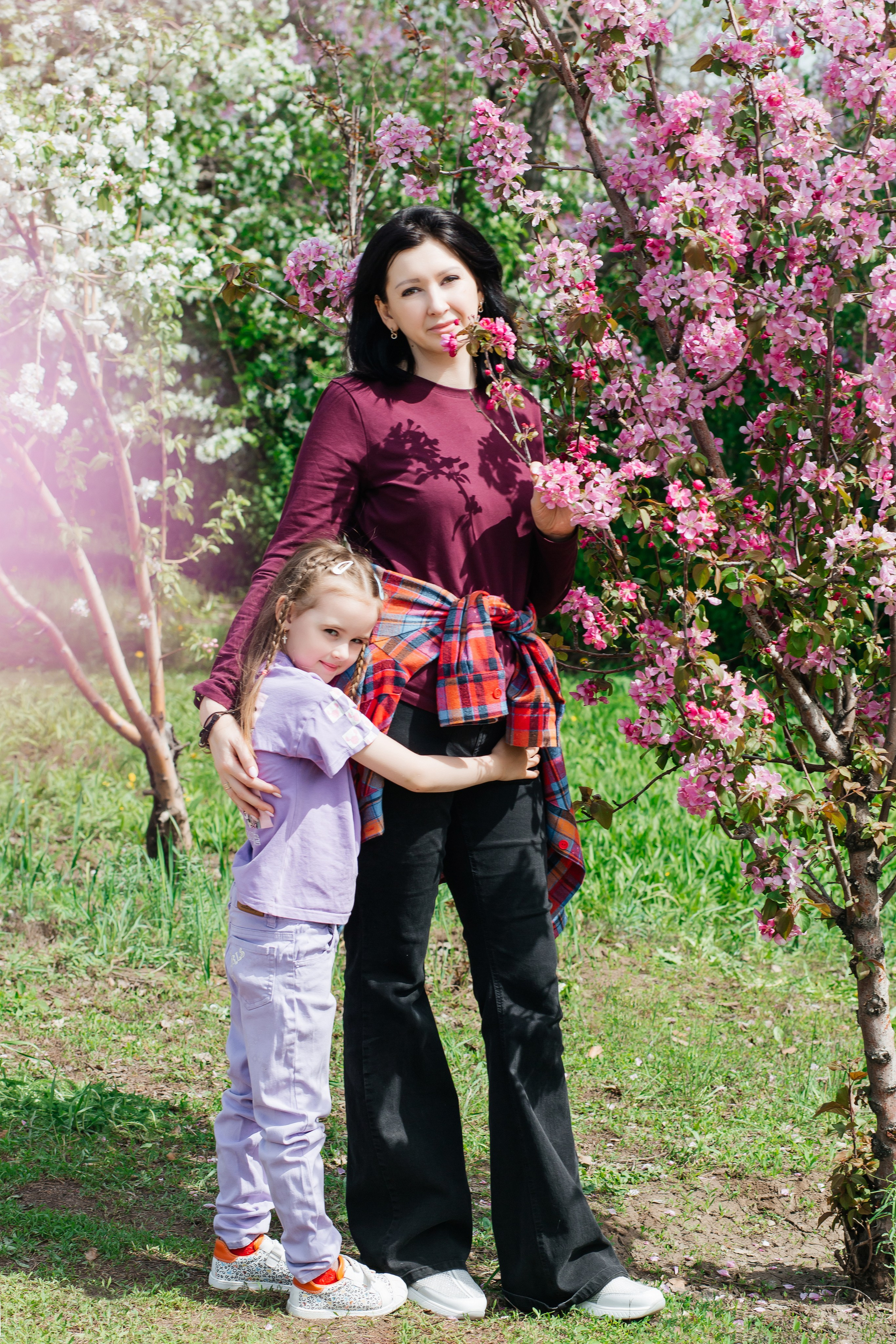 Надюша с дочкой цветение. Женский фотограф в Оренбурге Ирина Заводчикова