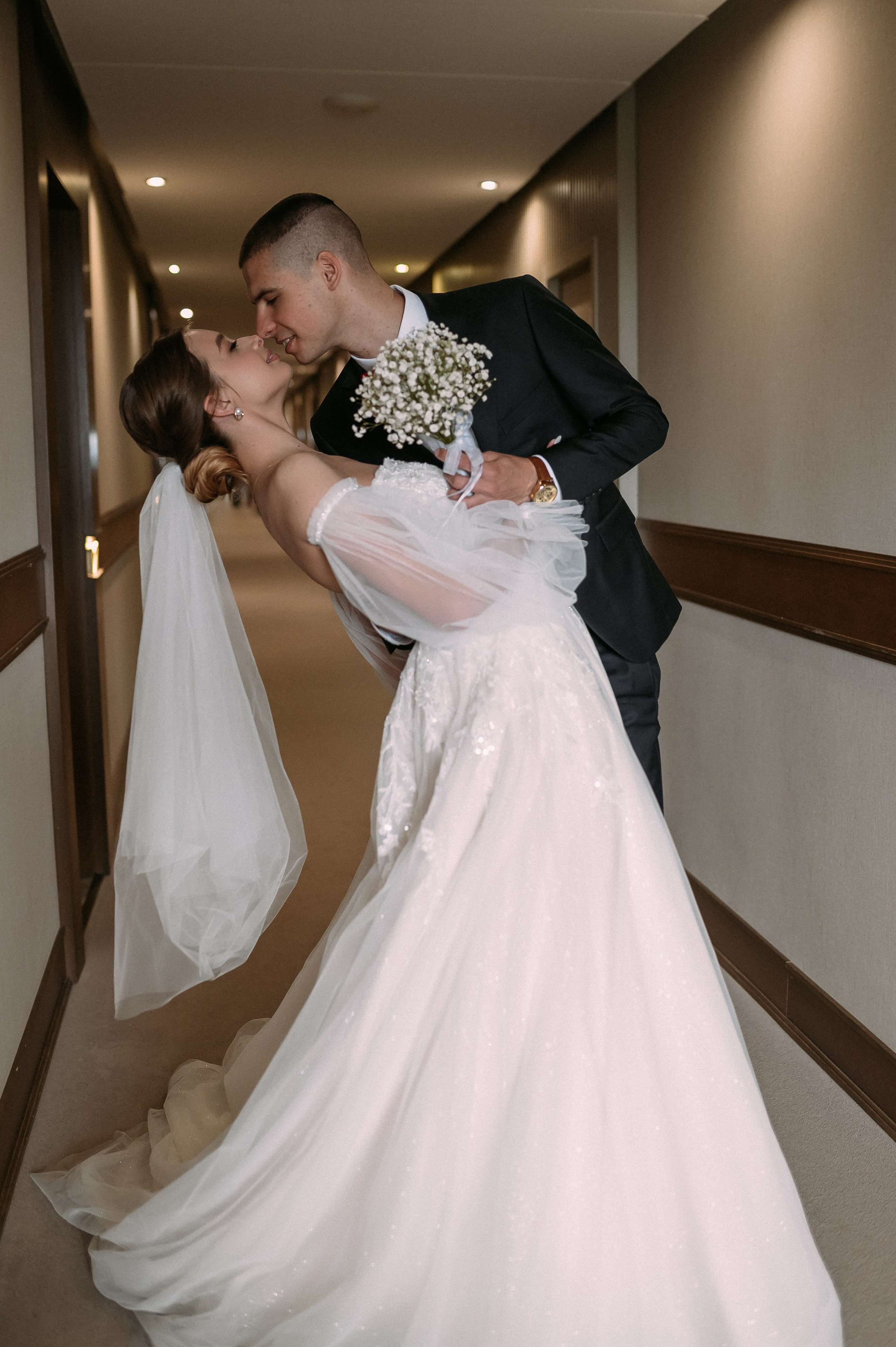 Свадебное утро и прогулка красивой яркой пары. Свадебный и семейный фотограф в Симферополе Дарья Маркова