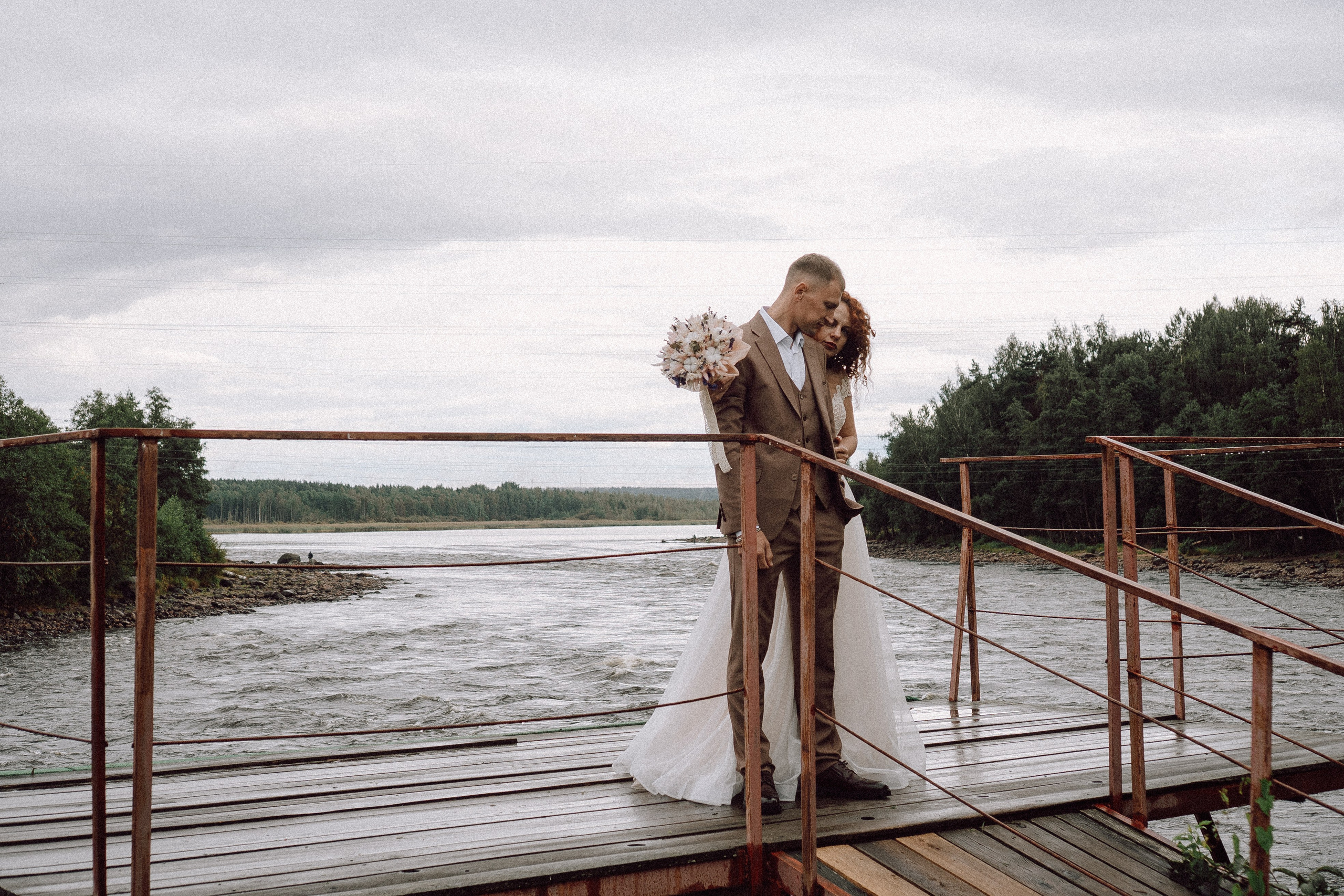 СВАДЕБНАЯ ФОТОСЕССИИЯ ПАРЫ В ГОРОДЕ ПРИОЗЕРСК В СОСНОВОМ ЛЕСУ И С ПИКАПОМ. Профессиональный фотограф, Санкт-Петербург — Виктория Богомолова