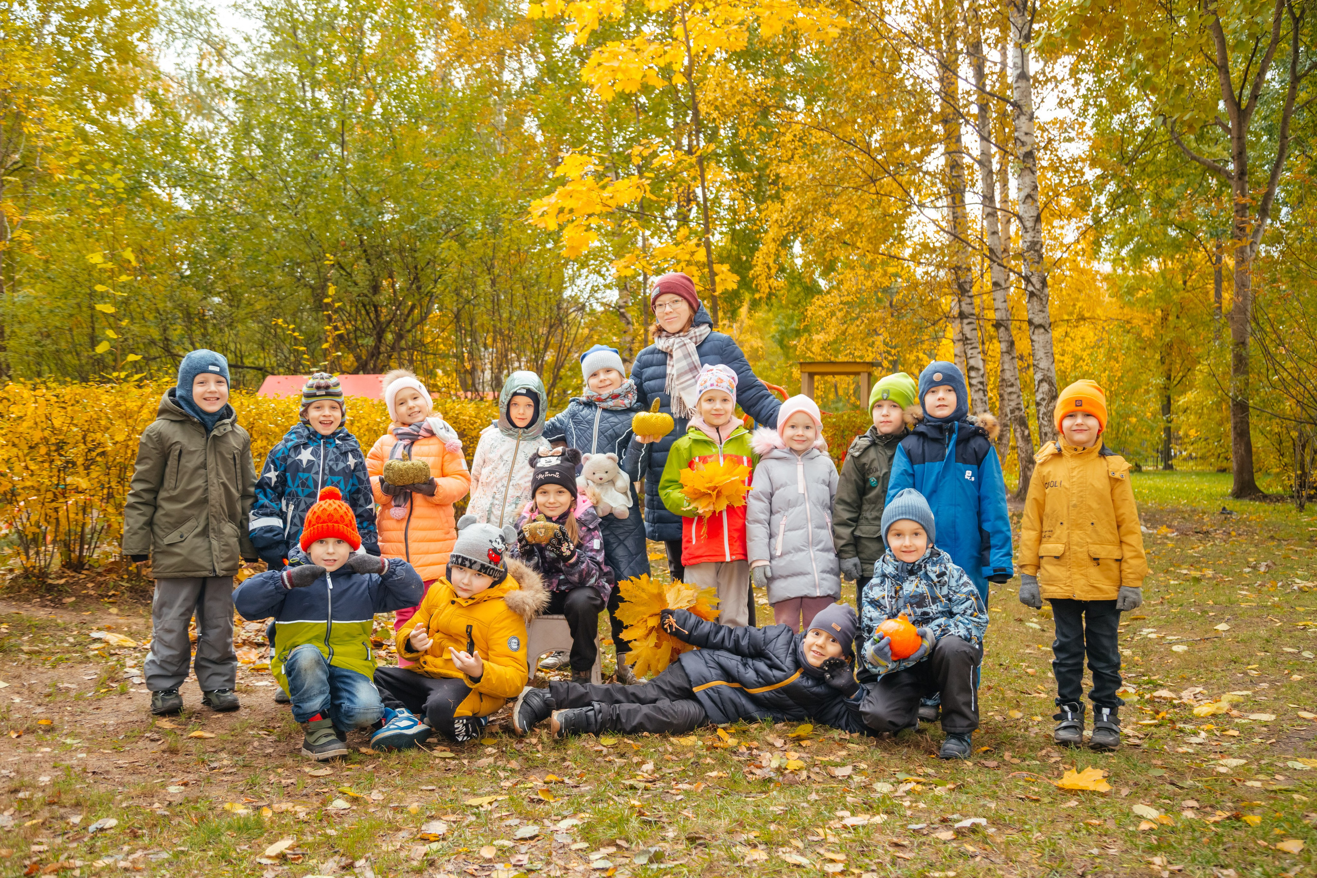 Осенняя прогулка в детском садике. Семейный фотограф Любовь Саркеева