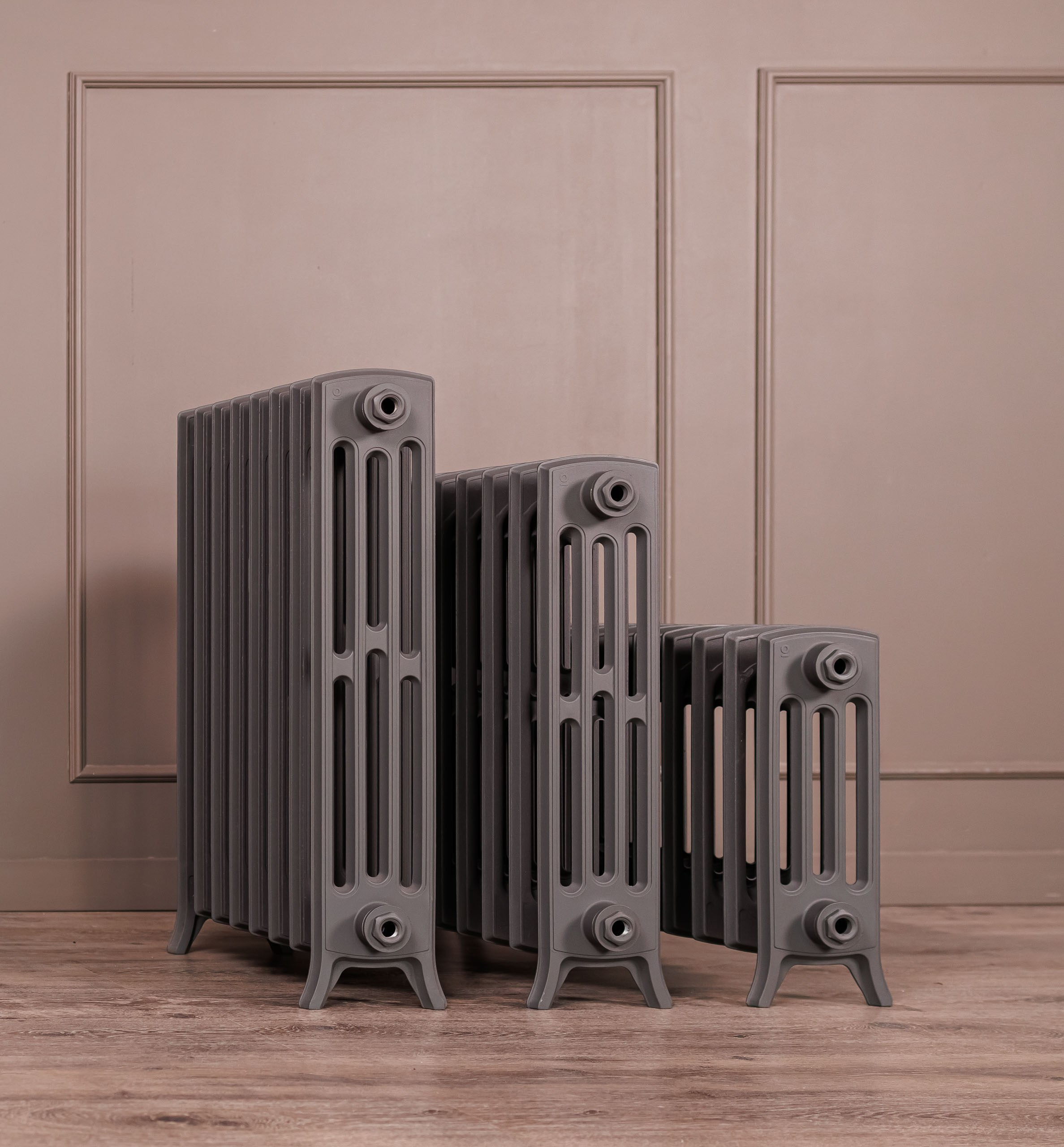 Предметные фотографии дизайнерских радиаторов отопления в стиле ретро