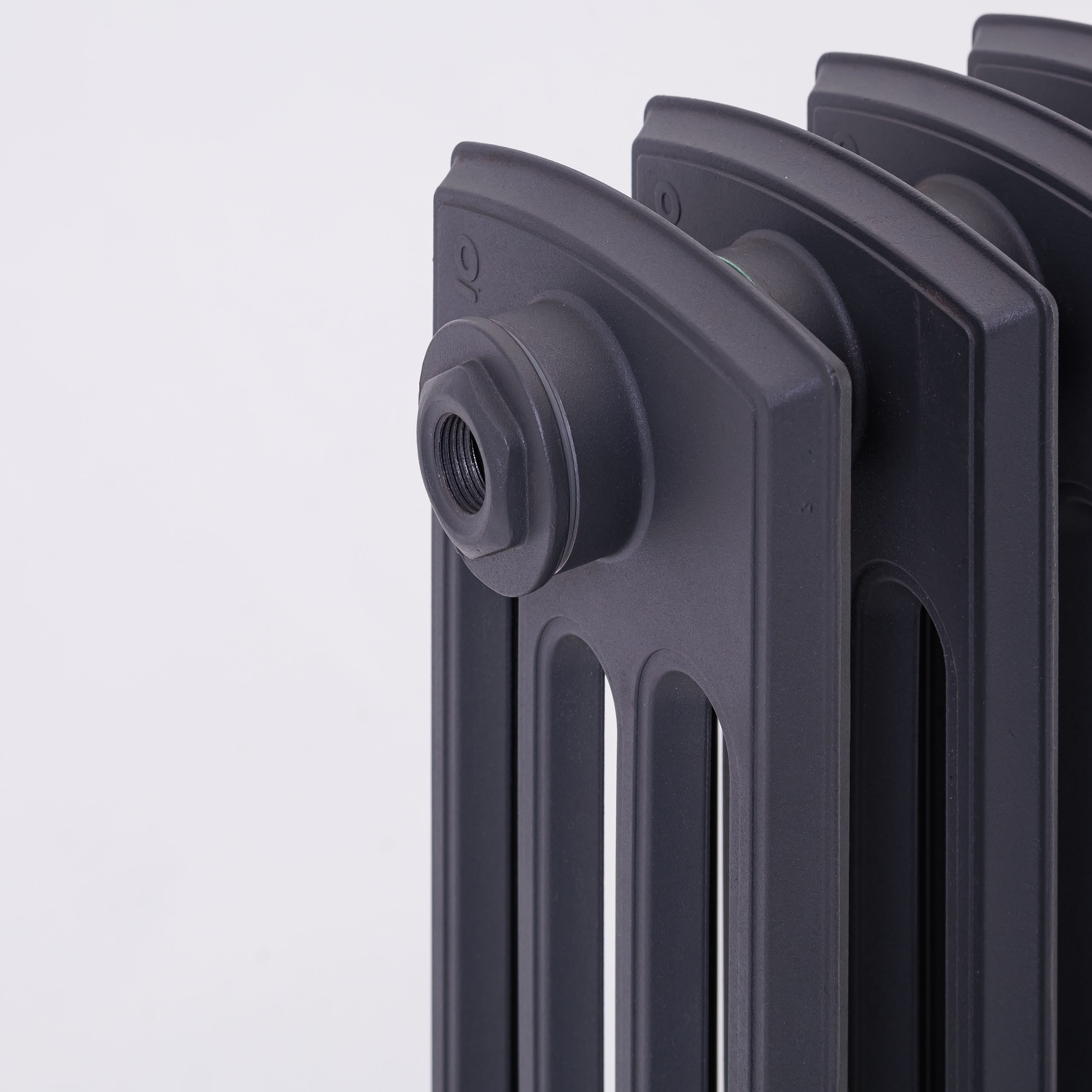 Предметные фотографии дизайнерских радиаторов отопления в стиле ретро