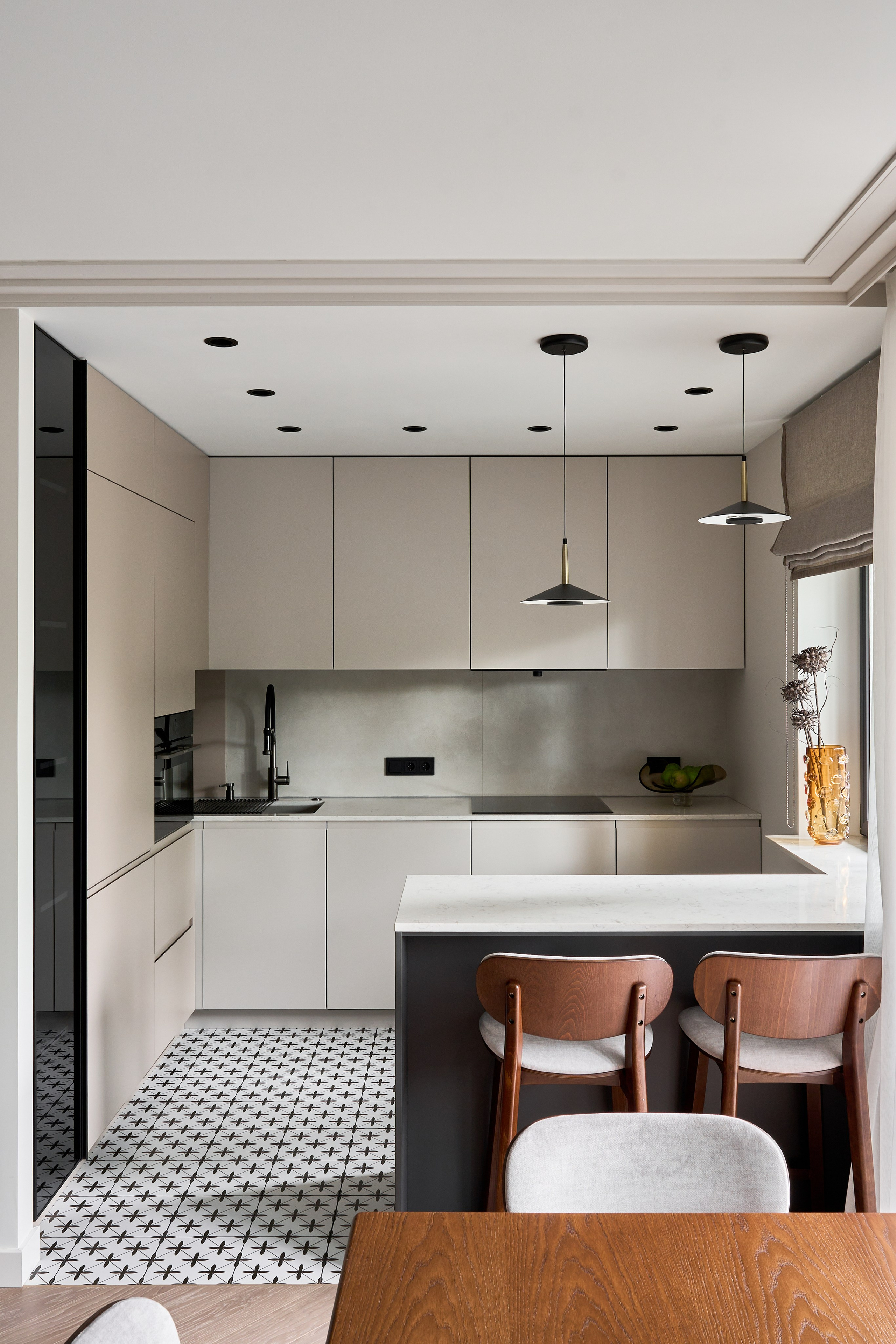 кухня-гостиная в тёплой цветовой гамме дизайн квартиры Москва