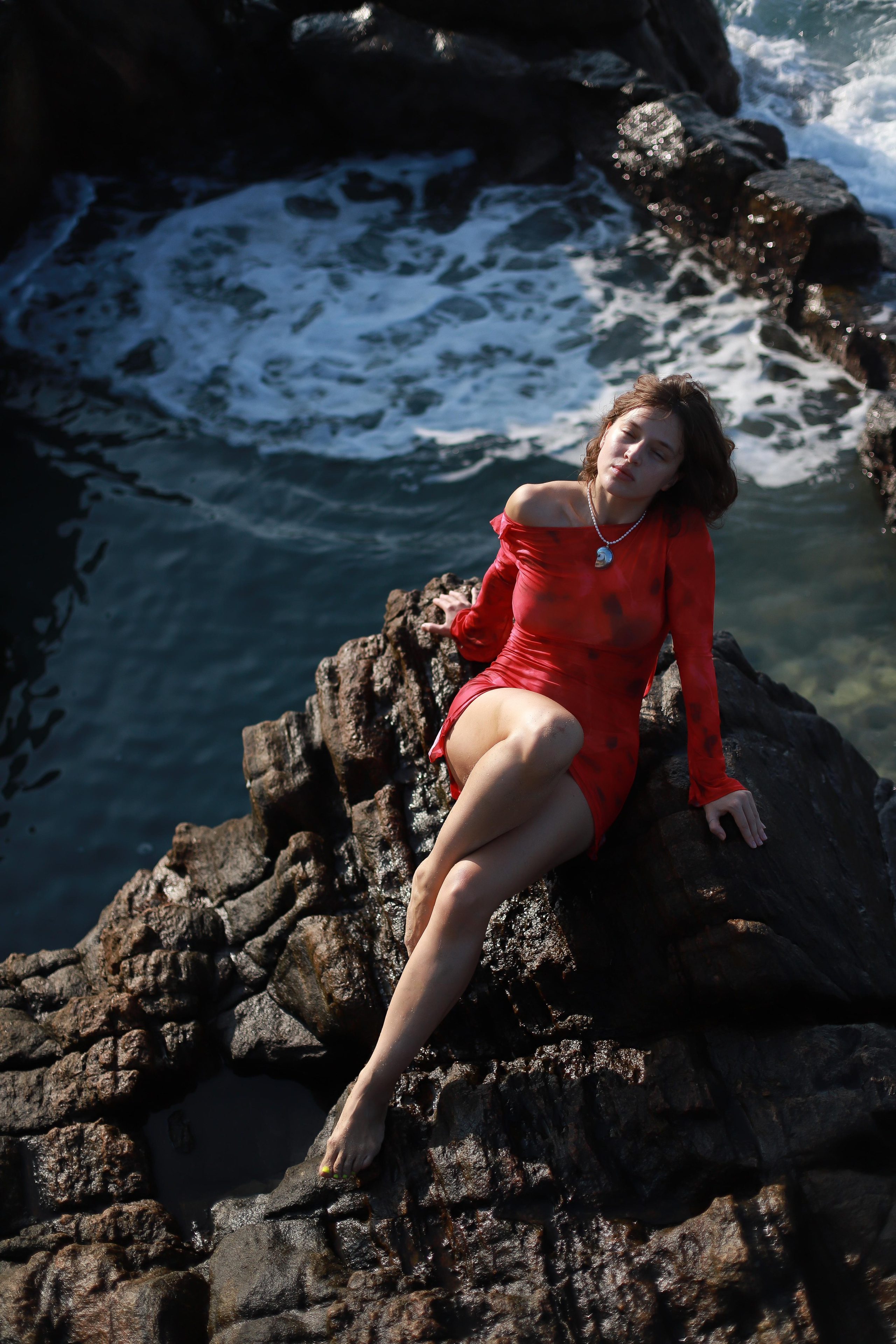 Арт-портрет в стиле 35 мм: девушка в красном платье с банановым листом в натуральном бассейне | Вера Казанцева — фотограф Шри-Ланка. Фотограф на Шри-Ланке