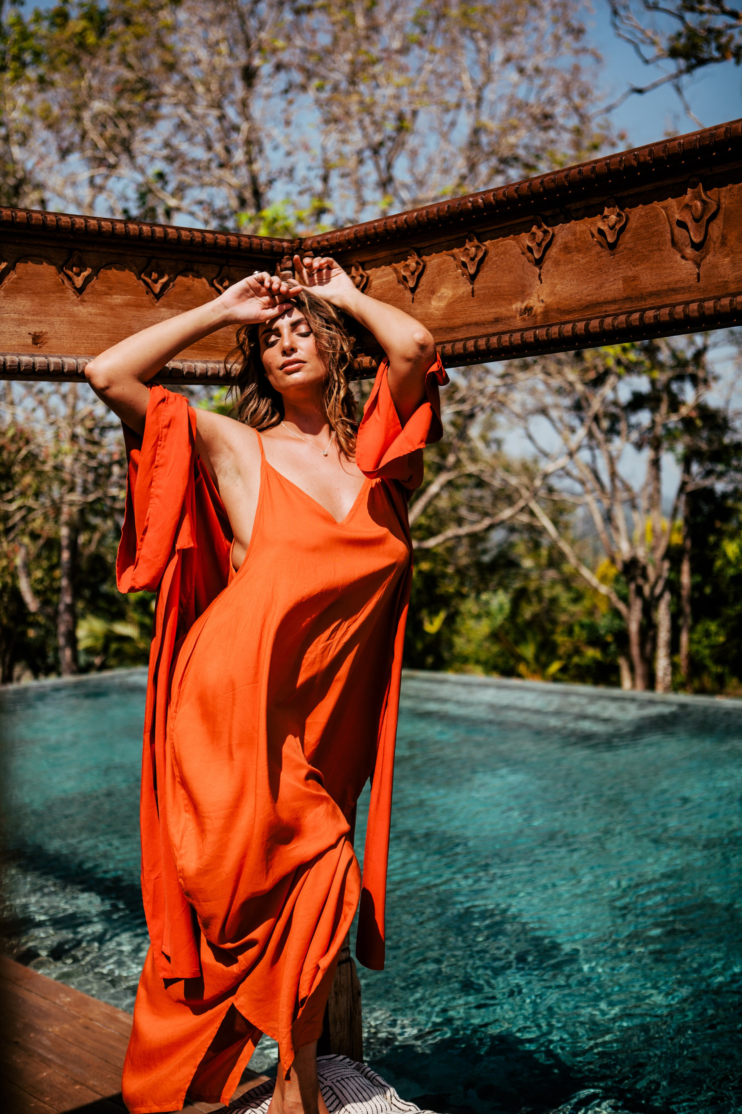 Девушка в красном платье в отеле Malabar Hill — Роскошная портретная съемка | Шри-Ланка. Фотограф на Шри-Ланке