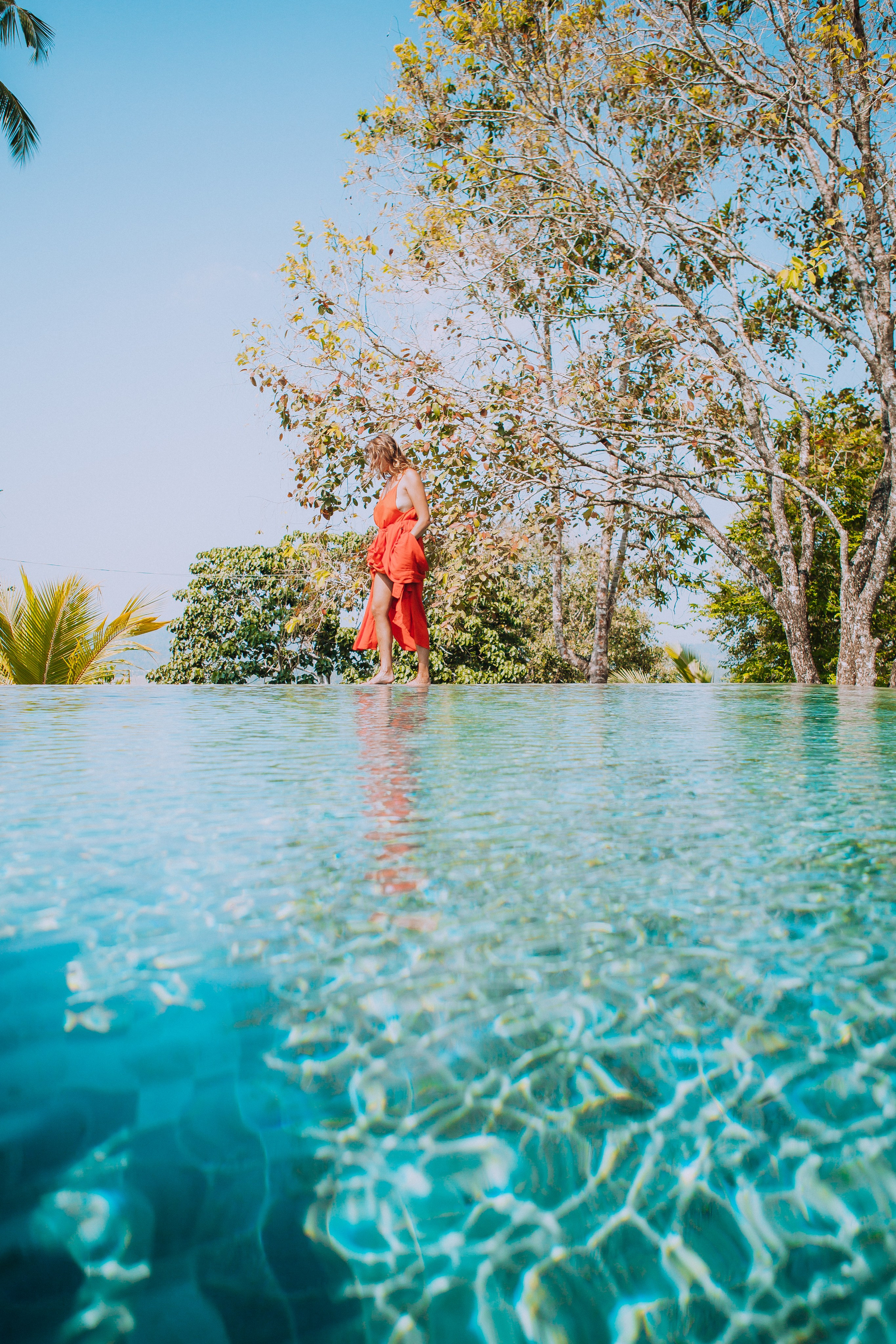 Девушка в красном платье в отеле Malabar Hill — Роскошная портретная съемка | Шри-Ланка. Фотограф на Шри-Ланке