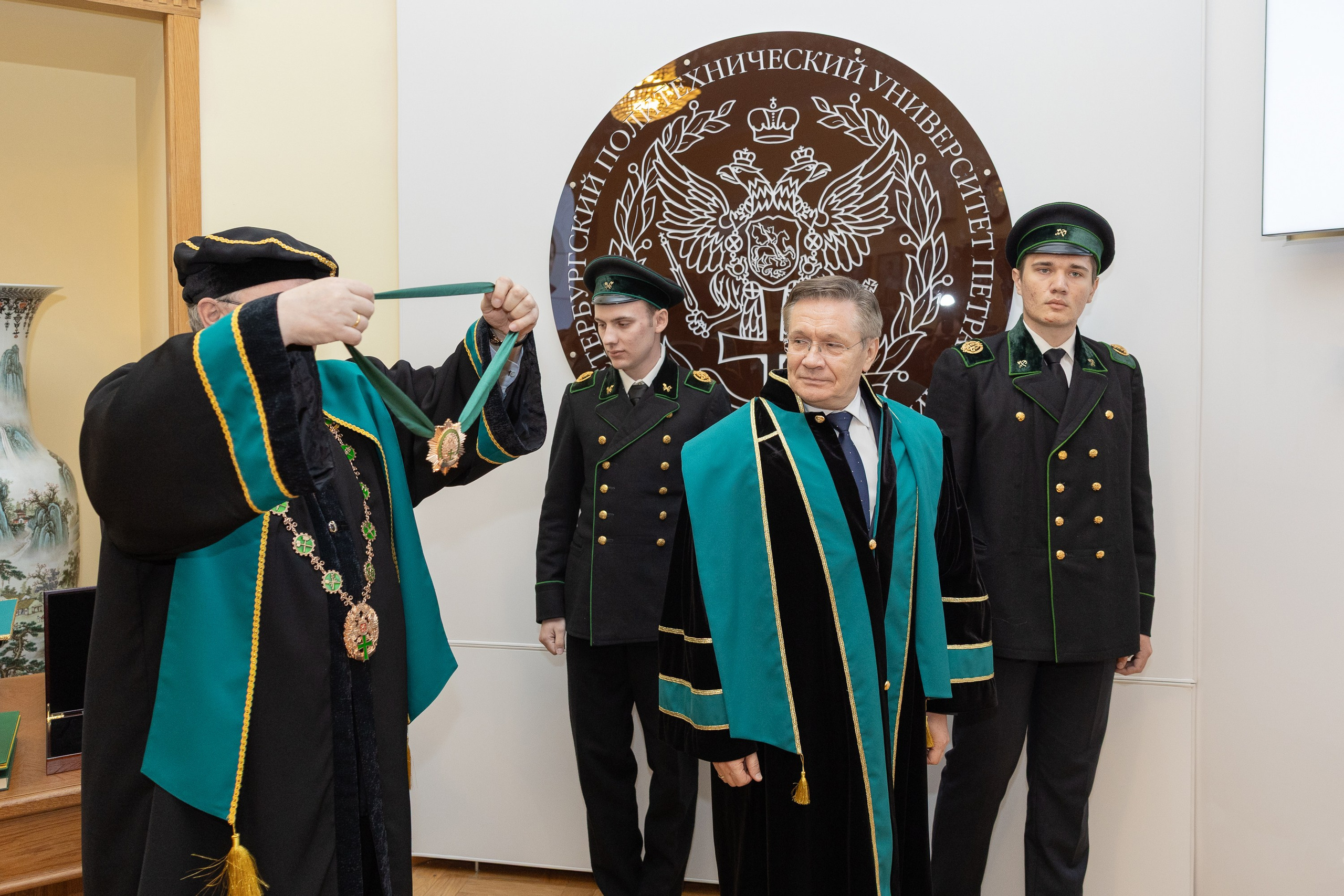 Вручение мантии Алексею Лихачёву. Cup of Bib