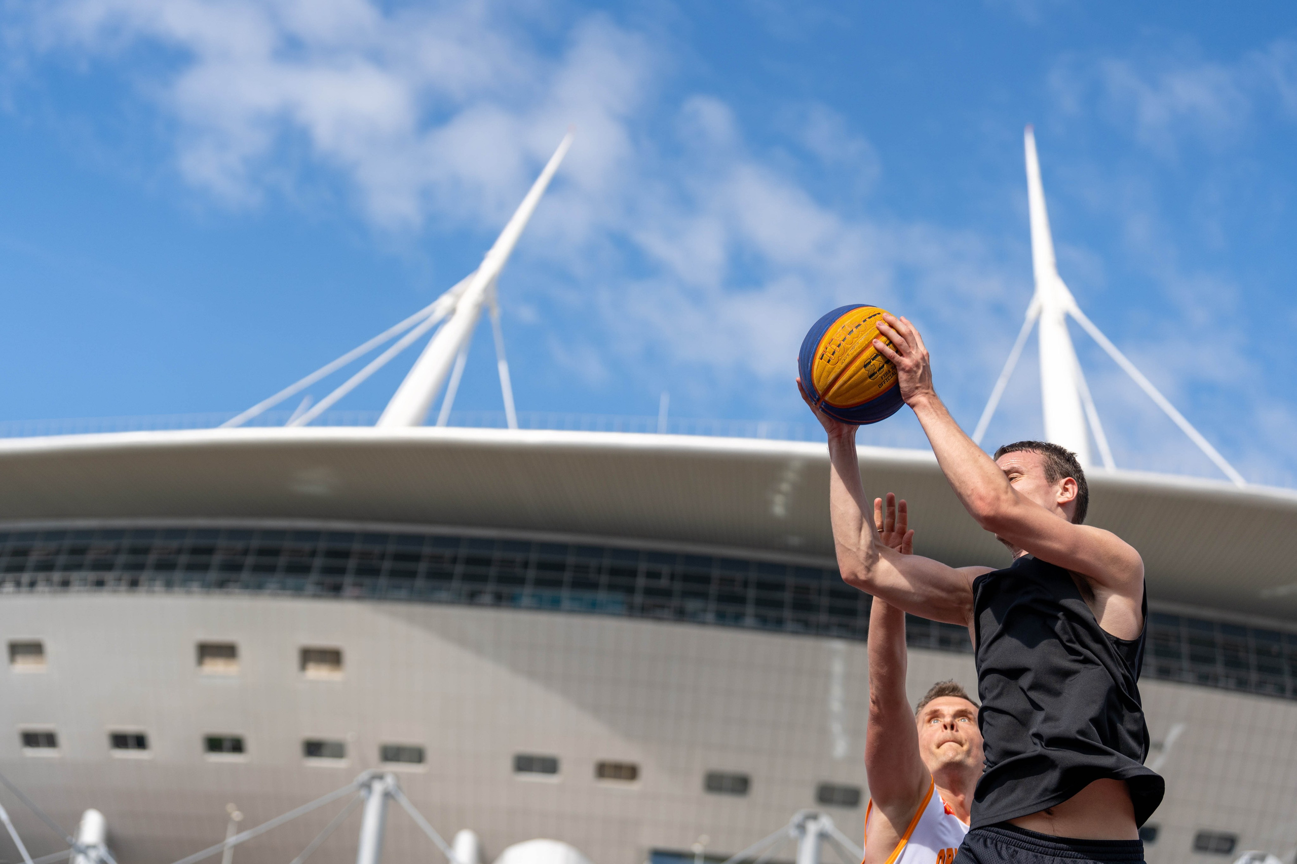 Спортивный фотограф Санкт-Петербург снимает подбор мяча в баскетболе 3×3