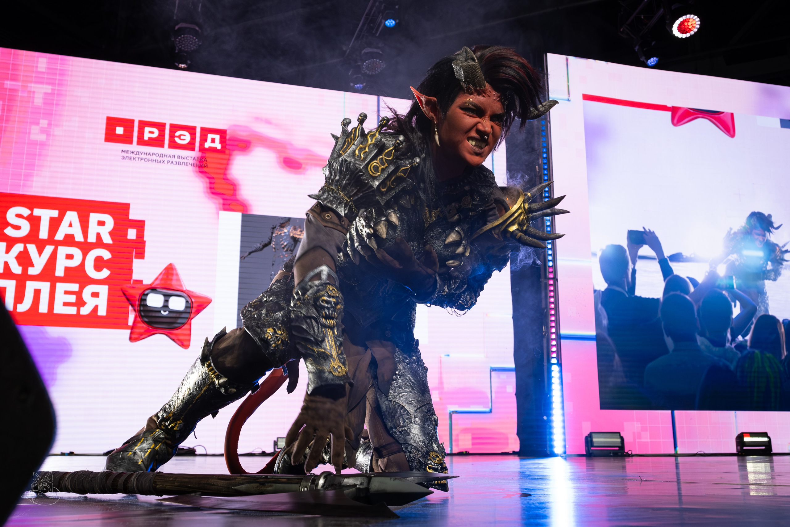Сцена РЭД ЭКСПО 2024. Косплей фотограф
