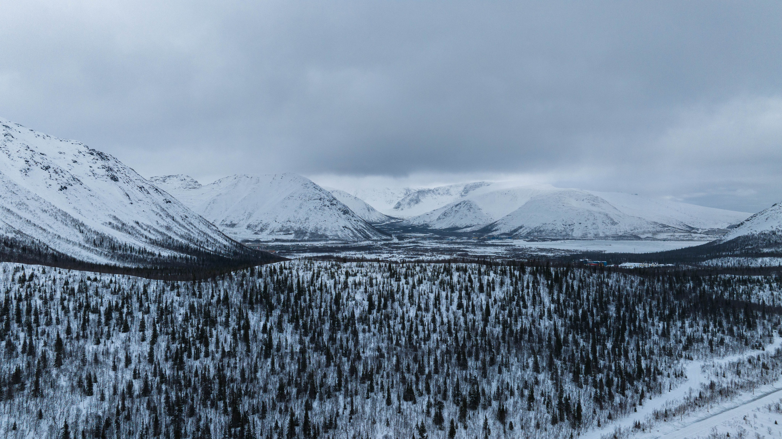Долина реки Вудъявйорк и озеро Малый Вудъявр. Турист оптимист