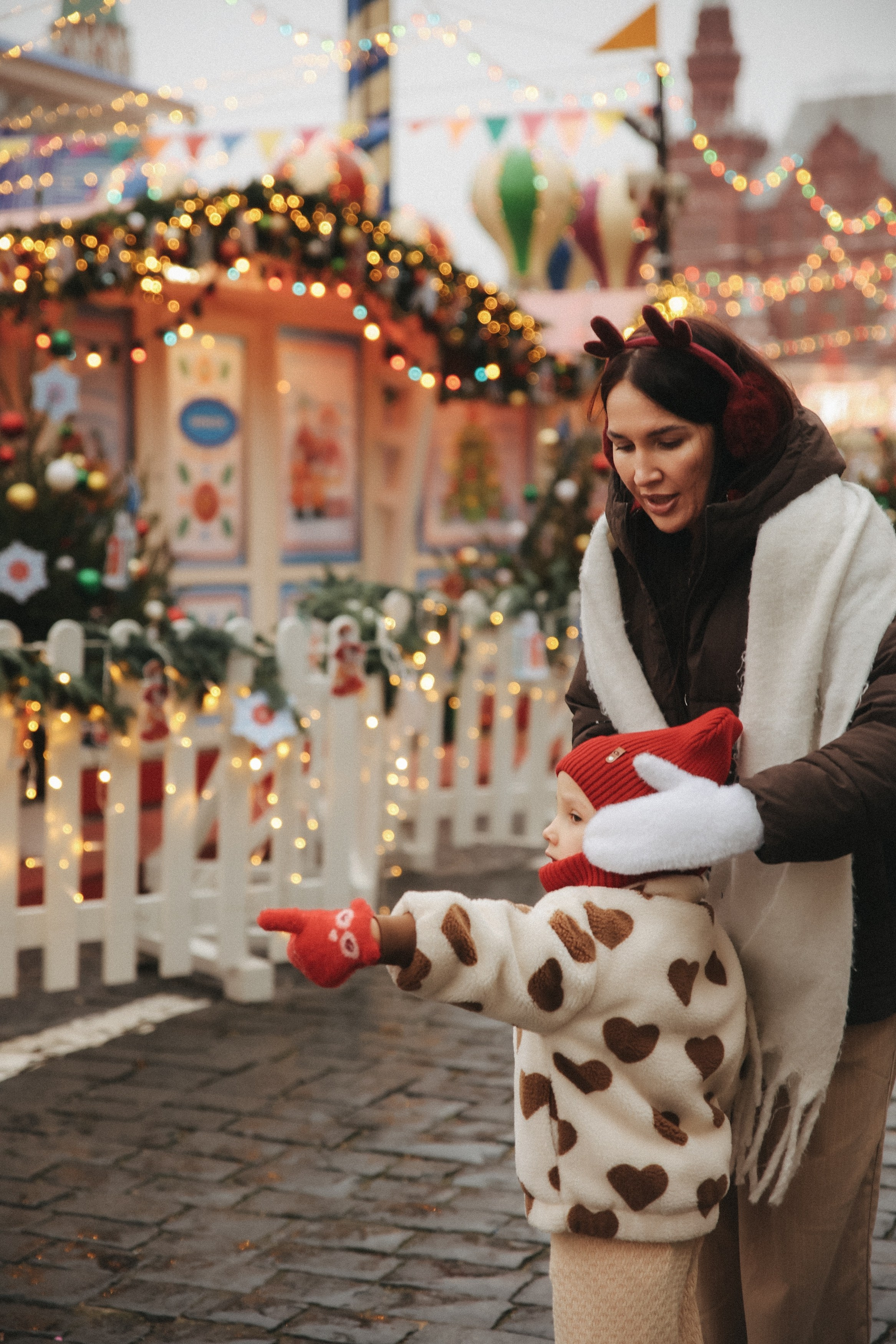 Новогодняя фотосессия на Гум ярмарка мама и дочка. Фотограф Владимир Москва