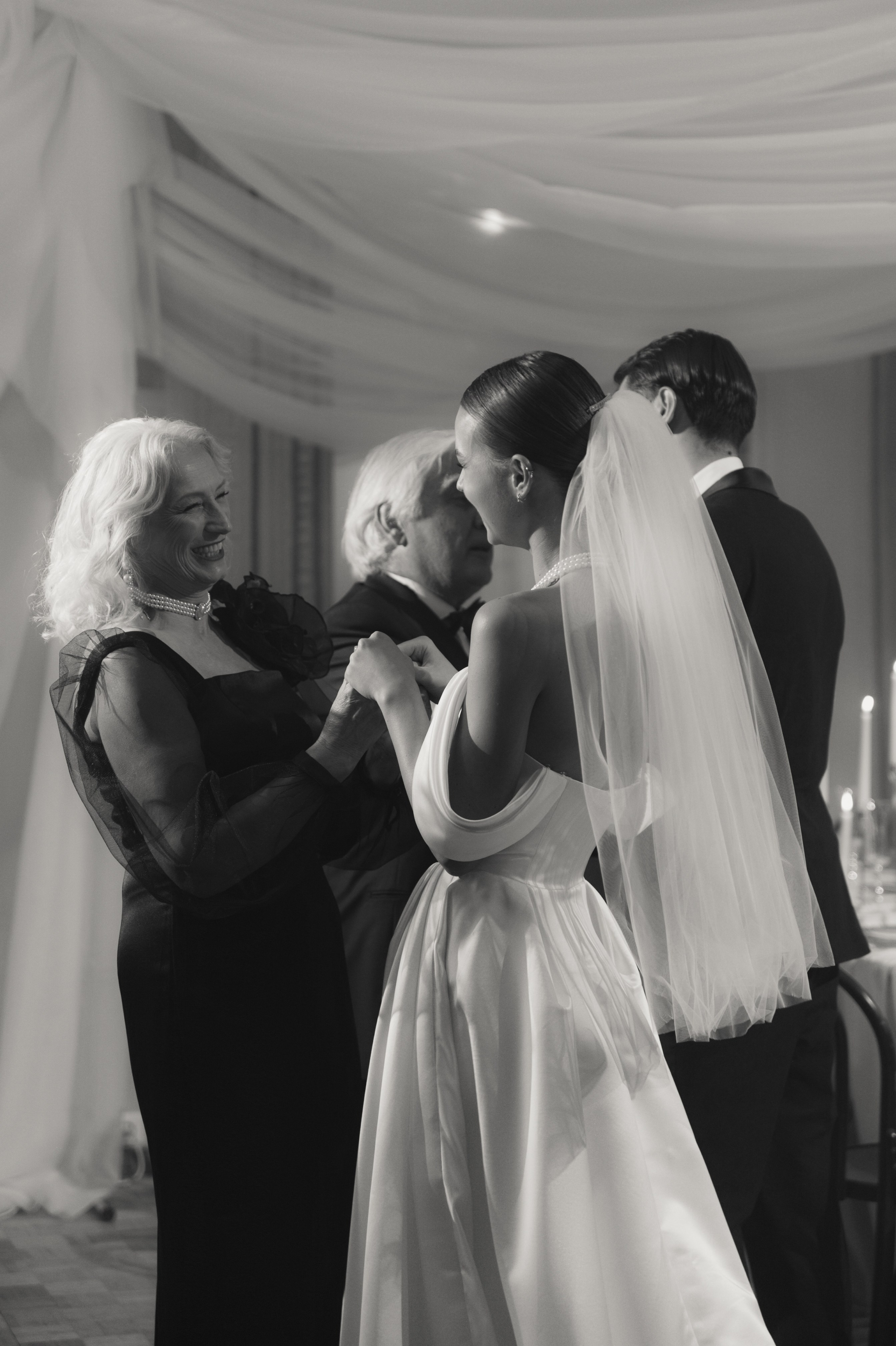 Камерный свадебный ужин при свечах в старинном особняке в фотостудии 21. Kult. Ярослава Ерина — свадебный фотограф в Москве