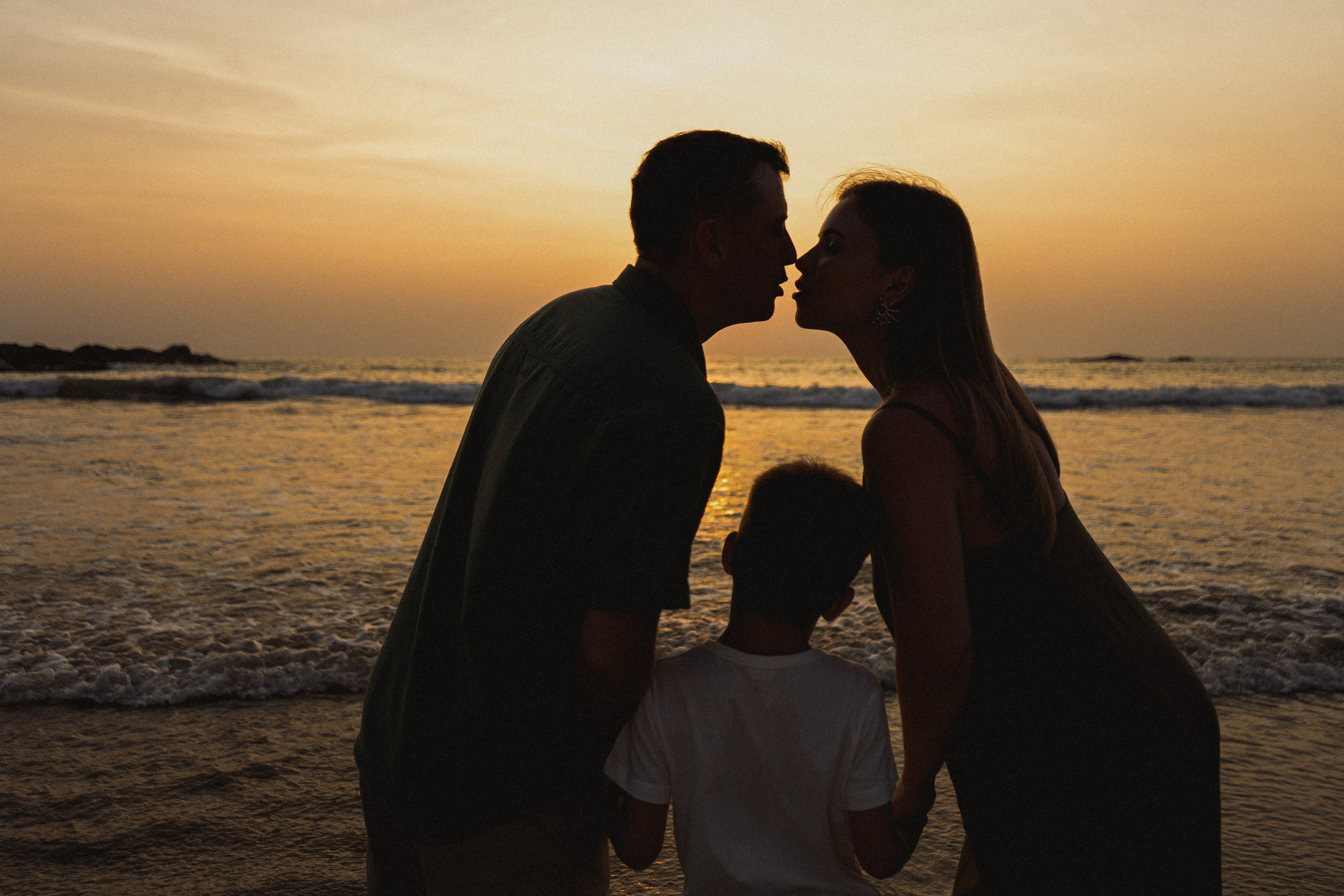 Семейная фотосъёмка на Пхукете – тепло, искренность и любовь вашей семьи на фотографиях. Ян Долматов — фотограф, видеограф и продюсер на Пхукете, Таиланд