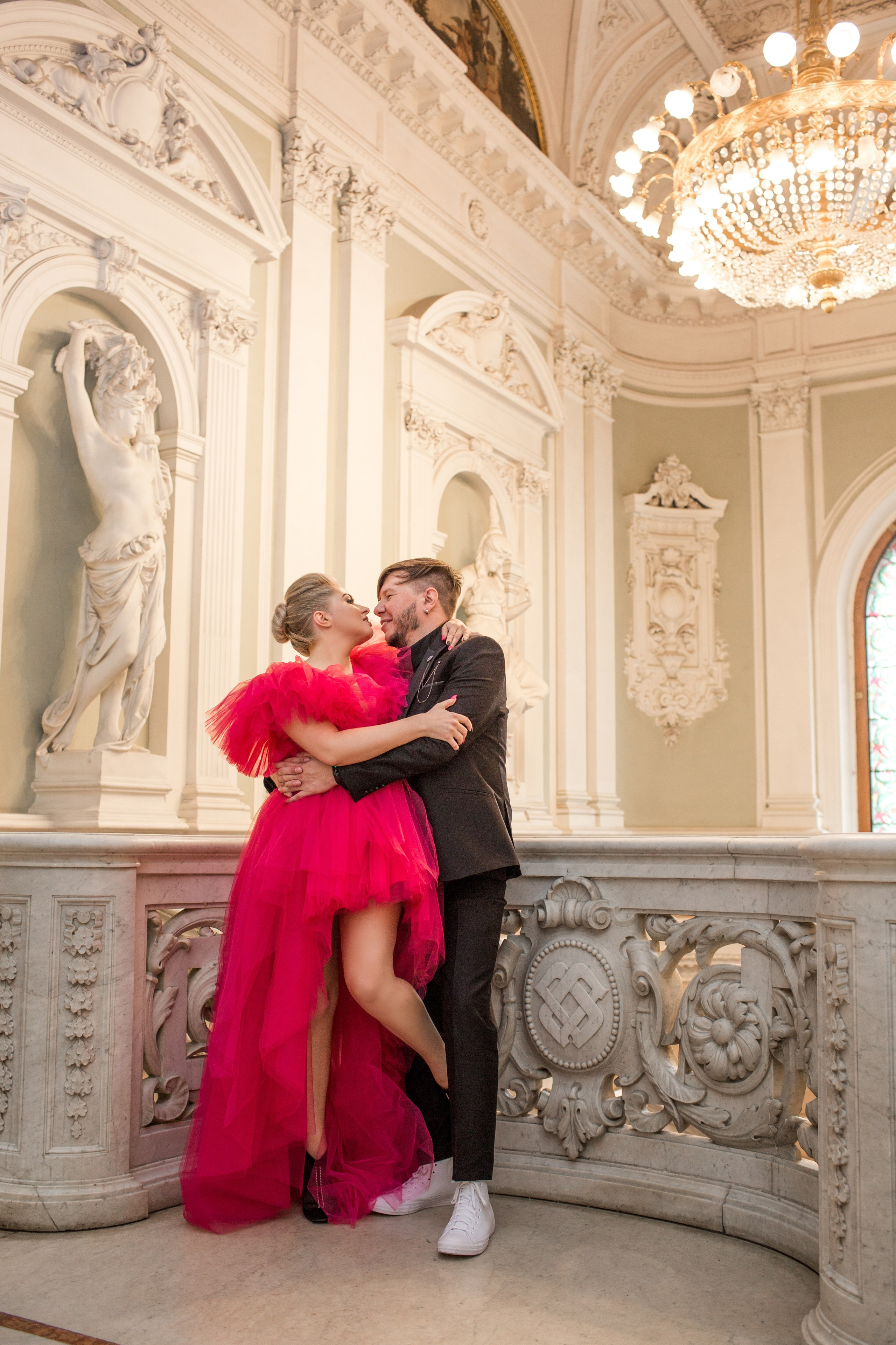 Романтическая свадебная фотосессия у здания с колоннами
