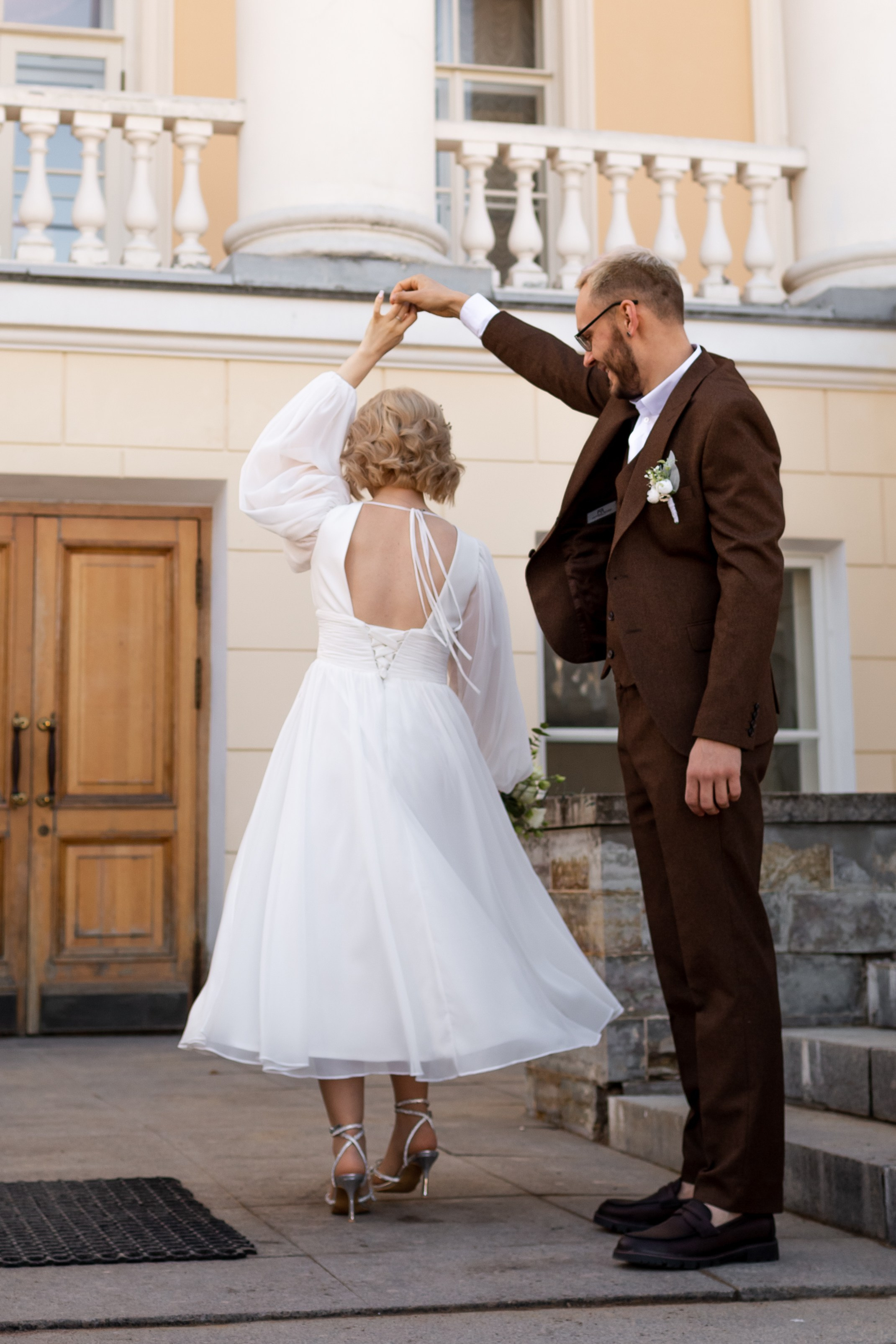 Лаконичный образ невесты: платье с юбкой-колоколом и открытая спина.