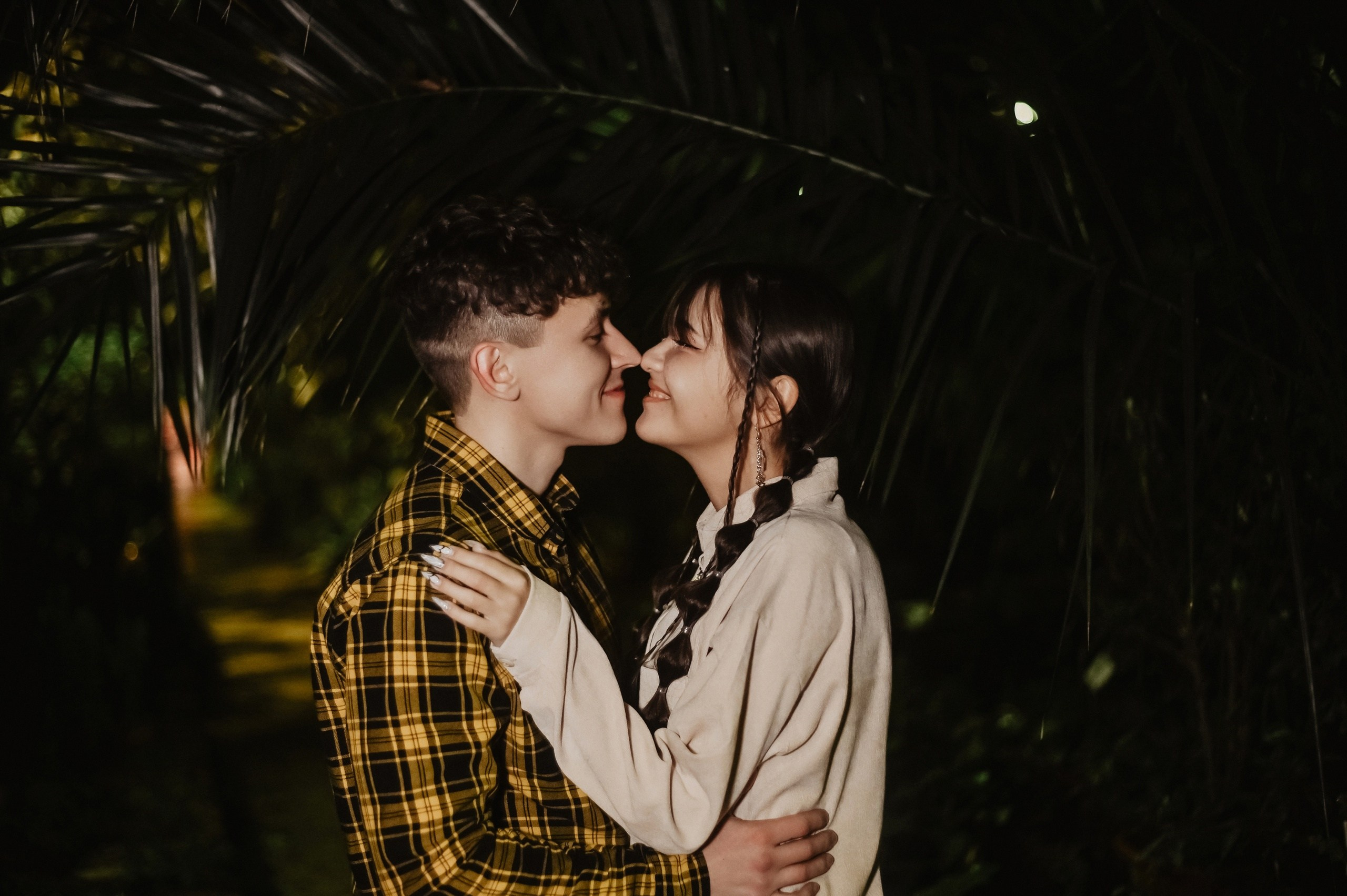 «Предложение руки и сердца» в ботаническом саду вечером. Семейный и свадебный фотограф в г. Уфа Динара