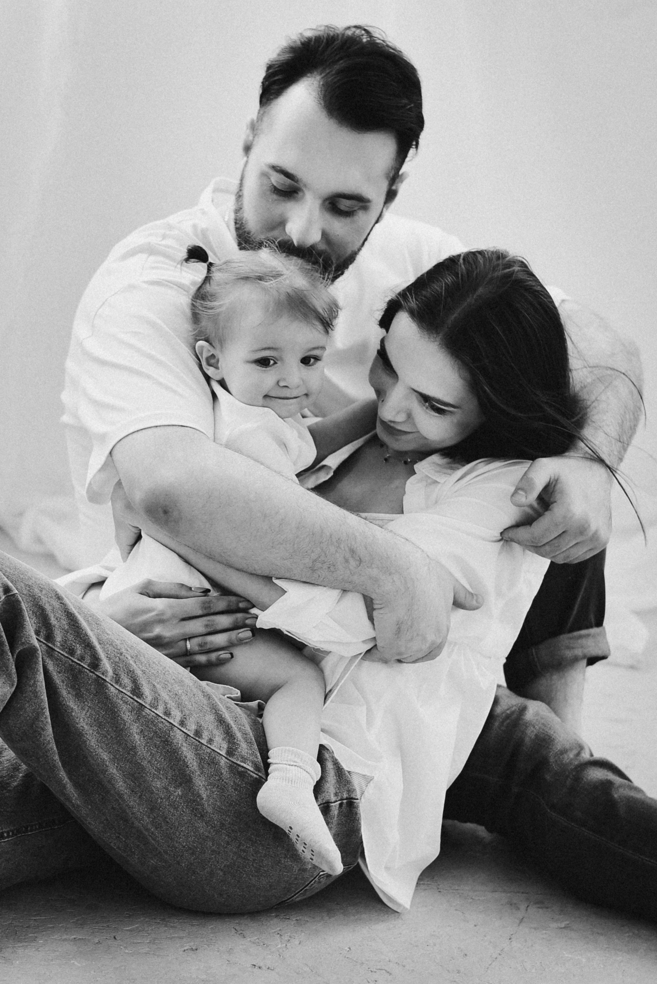 черно-белые фотографии семьи в студии