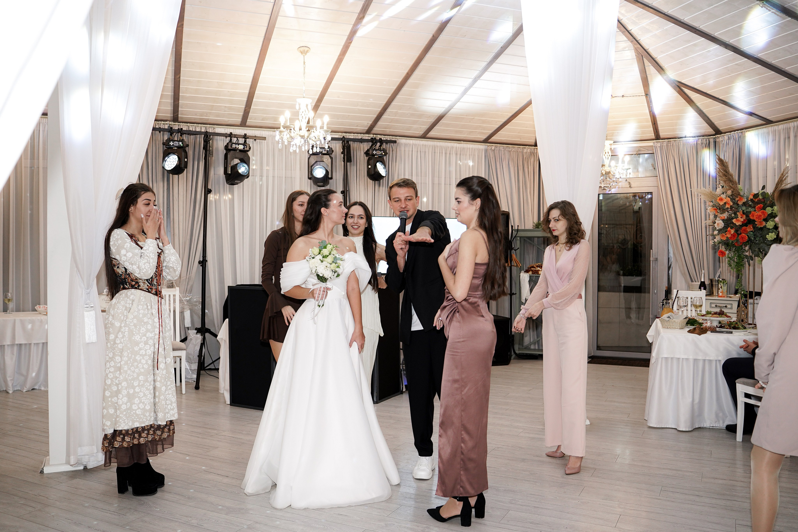 Свадебный банкет в беседке. Свадебный фотограф в Ростове-на-Дону. Таинство Крещения и Венчания, семейные фотосессии. Алёна Чёботова