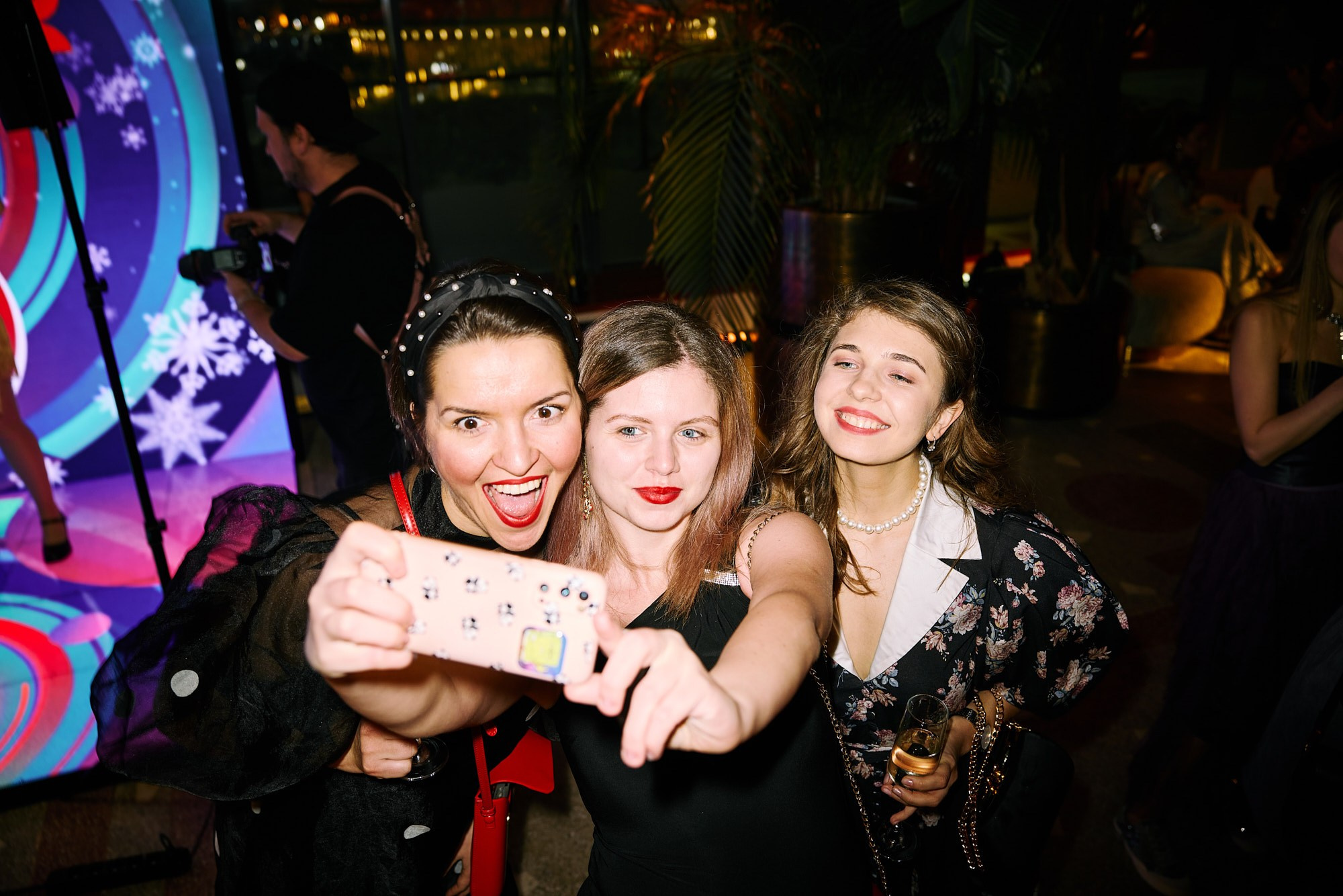 Фотограф на корпоративе «Медиа1» — репортажная съёмка делового праздника. Репортажный фотограф в Москве — Дмитрий Тарасов | Съёмка мероприятий, концертов, корпоративов