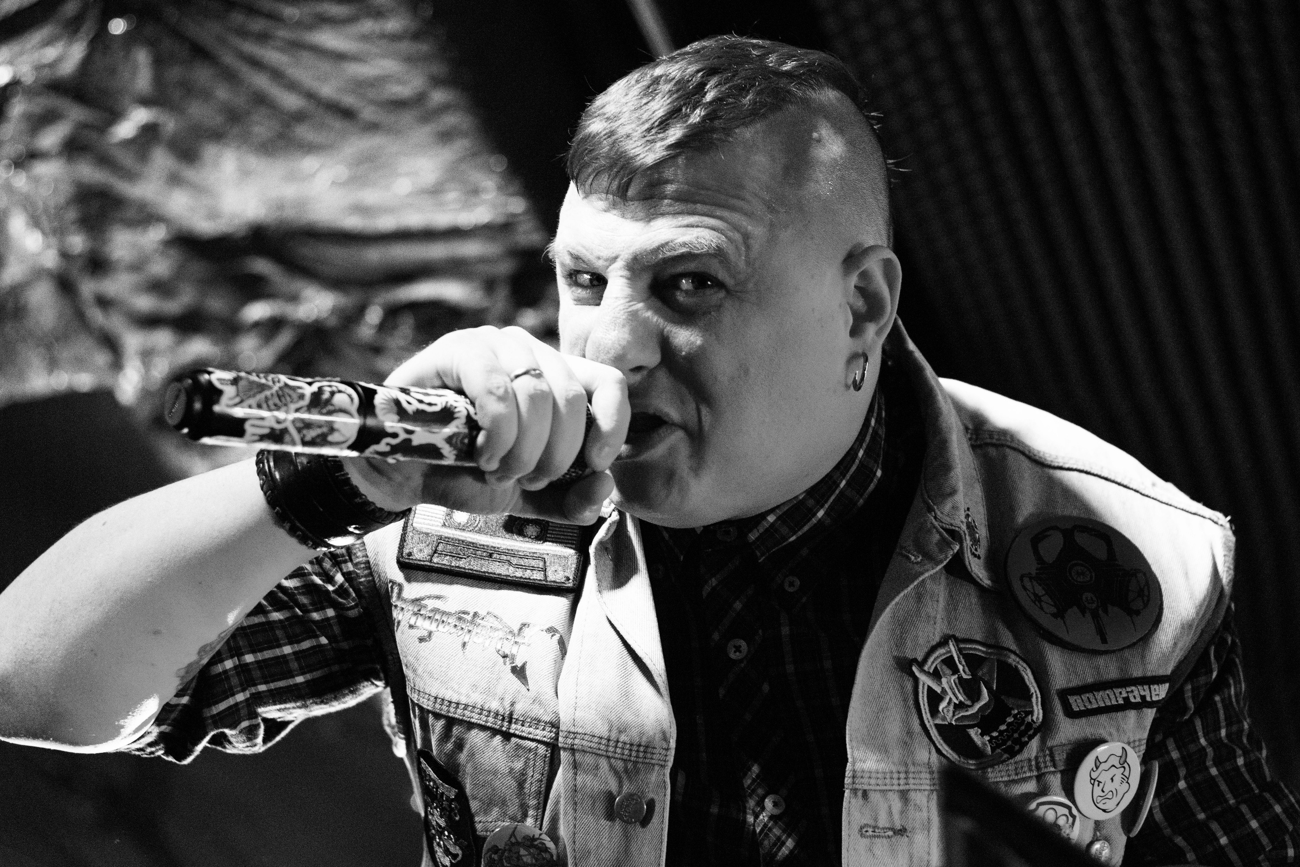 Живое выступление, взгляд в камеру со сцены