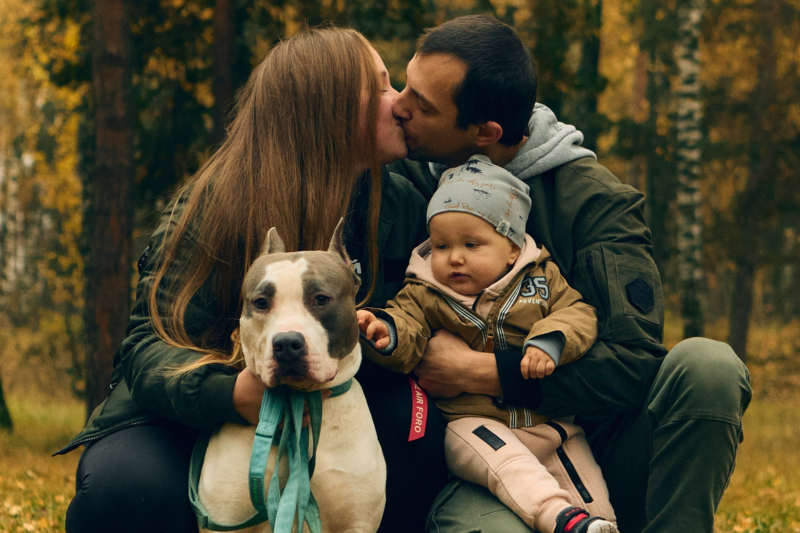 семейное фото с ребенком и собакой осенью на улице