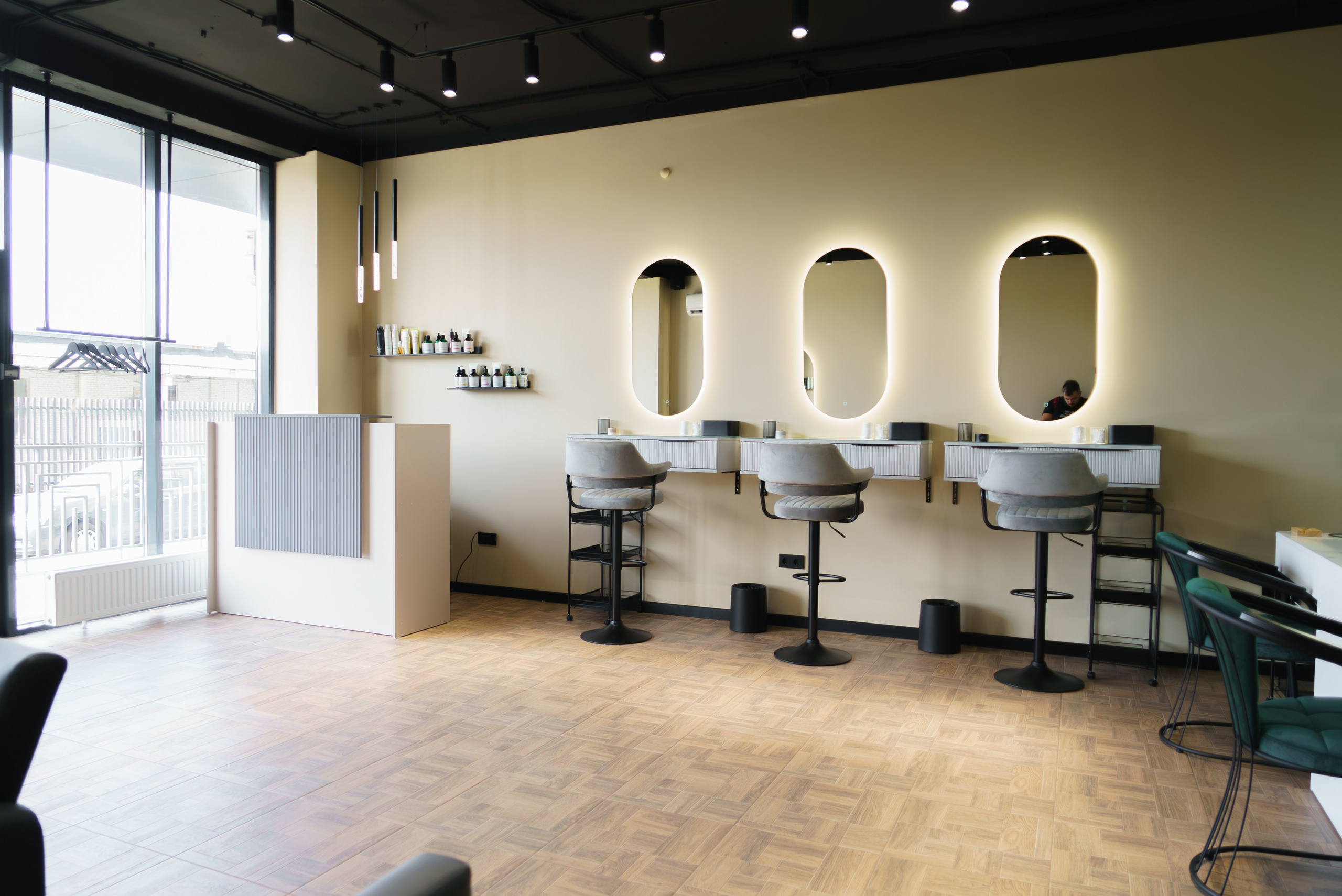 Профессиональная интерьерная фото и видео съемка студий красоты Яркая интерьерная фотосъемка для бьюти-коворкинга и студий. Шедевры для Вас! Фотограф и Видеограф в Краснодаре Пахиев Руслан