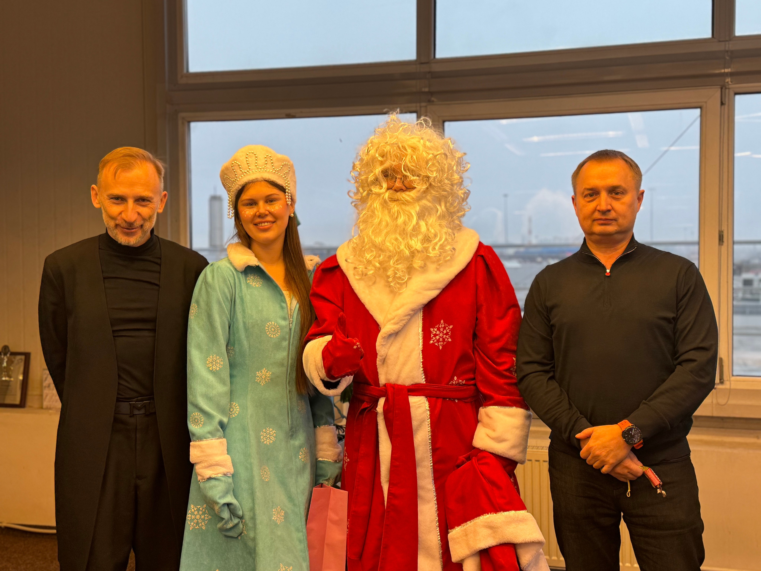 Новый год в офисе. Фотоархив giper.fm
