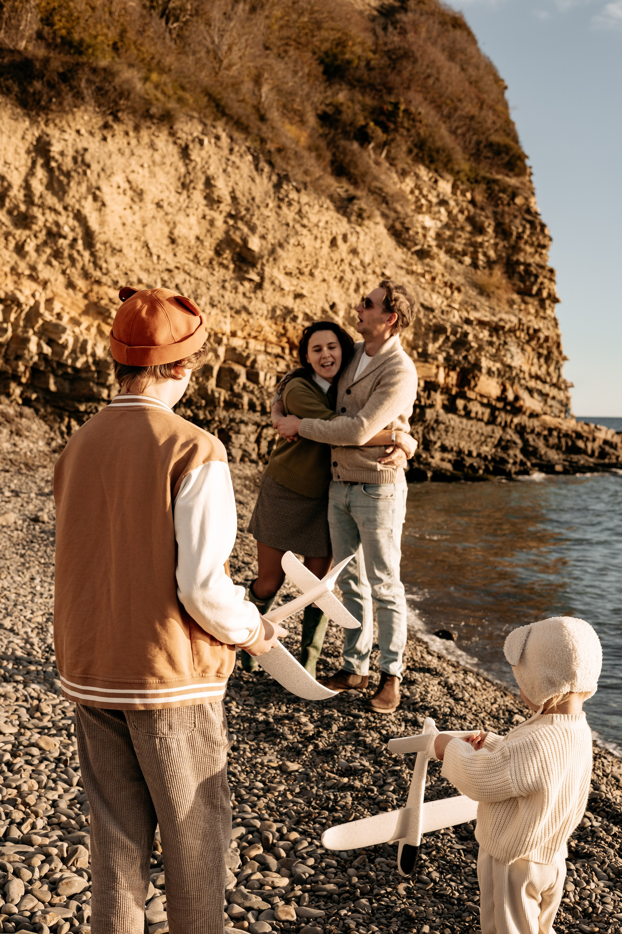 Семейный портрет с бумажными самолетиками на закате