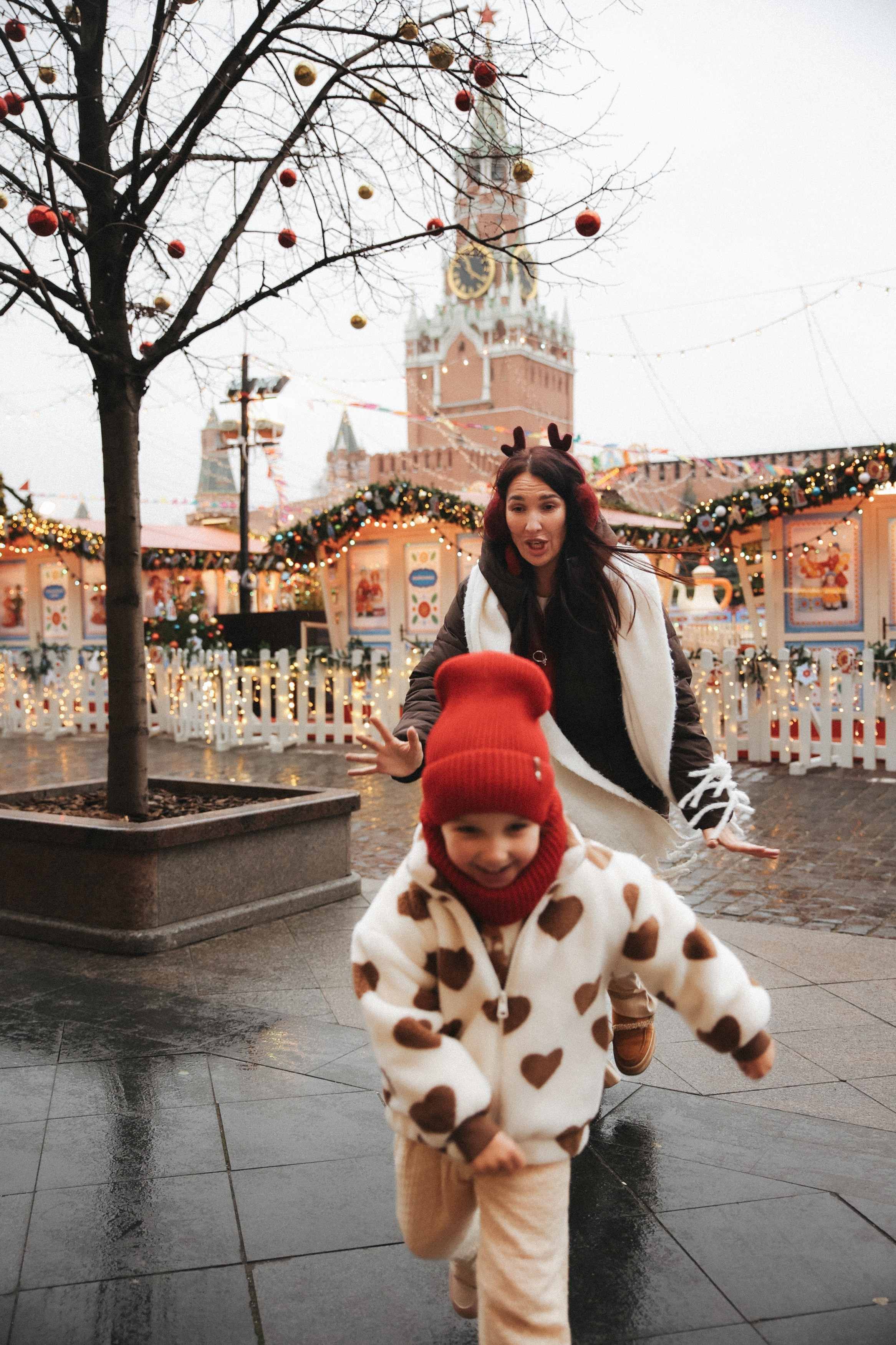 Новогодняя фотосессия на Гум ярмарка мама и дочка. Фотограф Владимир Москва