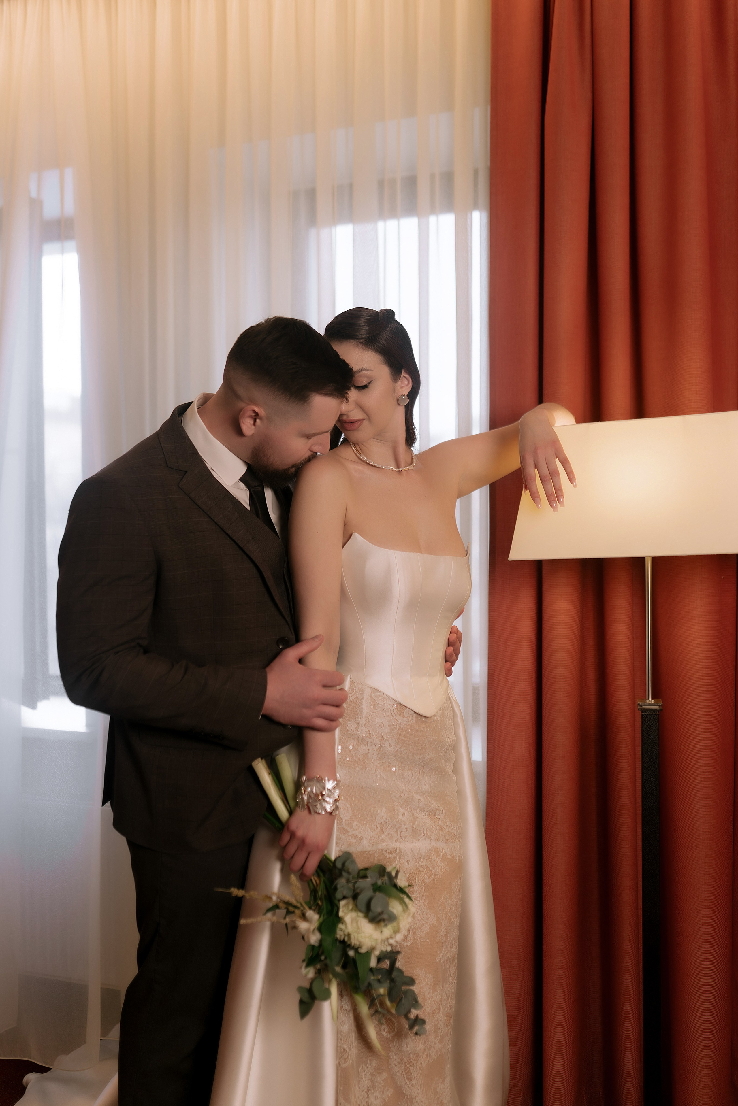 Утро жениха и невесты | Арина и Игорь в отеле Арт-бутик в Воронеже. Фотограф Карина Шмулёва. Воронеж и область