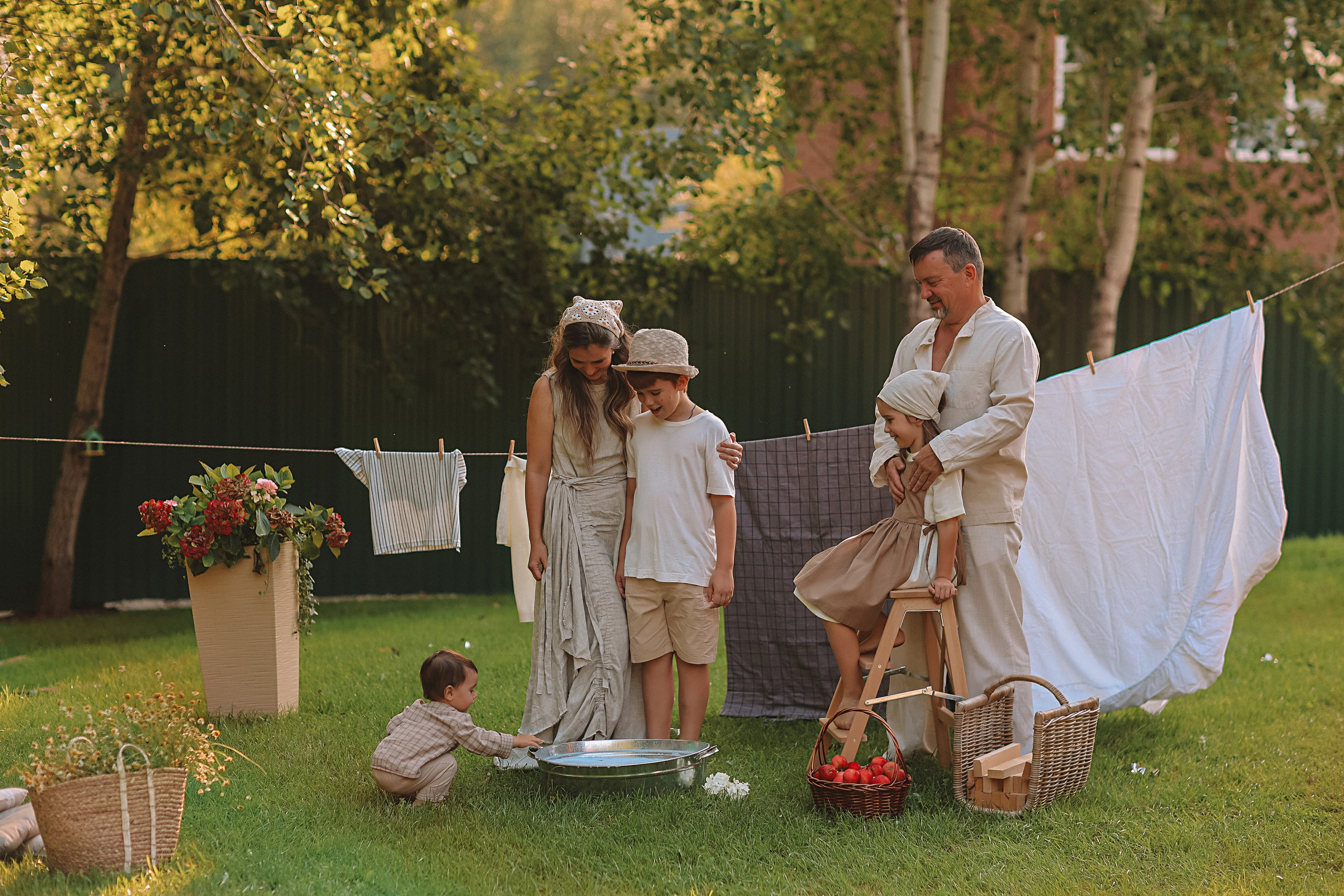 Стирка у дома. Семейный фотограф Тюмень, фотограф на роды Салмина Мария